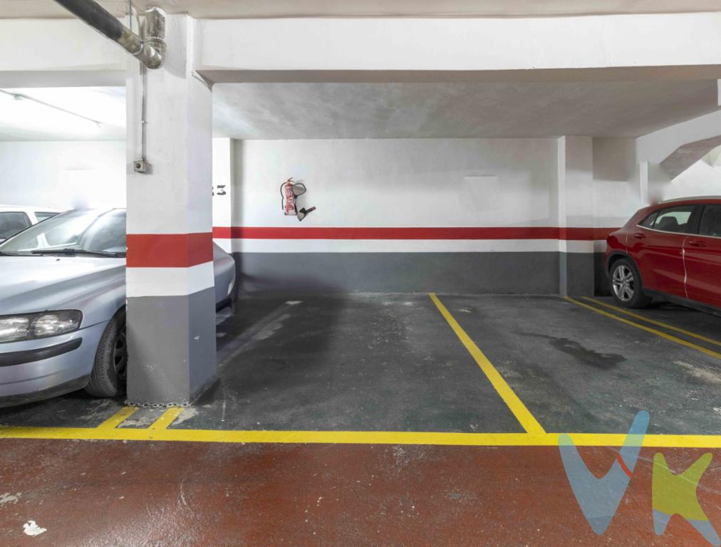 Presentamos esta amplia PLAZA DE GARAJE en la Calle Arxipreste Vicente Mengod, una de las zonas más estratégicas y consolidadas de Torrente.Situada en una zona con alta densidad residencial y comercial, donde el aparcamiento en superficie es un auténtico reto. Características PrincipalesSeguridad: Finca cuidada y acceso protegido.Accesibilidad: Fácil entrada y salida, con pasillos de maniobra amplios.Superficie: 21 m² (Espacio generoso para coche grande y posibilidad de moto, o maniobras extremadamente cómodas).Zona consolidada: Rodeada de servicios, comercios y viviendas, lo que garantiza una demanda constante.Comodidad total: Olvídate del estrés al llegar a casa o al trabajo.Por mandato expreso del propietario, comercializamos este inmueble EN EXCLUSIVA, lo que le garantiza un servicio de calidad, un trato fácil, sencillo y sin interferencias de terceros. Por este motivo, se ruega no molestar al propietario, a los ocupantes de la propiedad, a los vecinos. Muchas gracias por su comprensión. El precio publicado NO incluye:- Los gastos de notaría- El impuesto de transmisiones patrimoniales, que es del 10 % (salvo supuestos de bonificación por el comprador)- Los gastos del registro de la propiedad.- Los honorarios de la inmobiliaria que paga la parte comprador.Asimismo no incluye ningún otro gasto asociado que no este específicamente que esta incluido. Los datos e información contenida en este anuncio es meramente informativa, por lo que no tiene carácter contractual, pudiendo contener errores, reservándose la inmobiliaria a poder modificarla en cualquier momento. Para saber más sobre el mismo no dude en ponerse en contacto con nosotros.