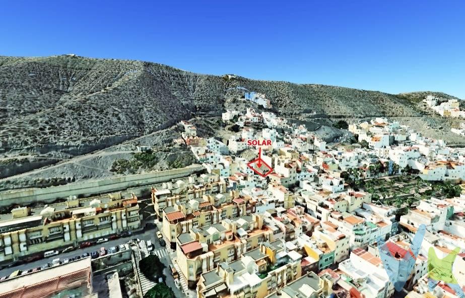 Oportunidad para construir la vivienda o el proyecto que siempre has imaginado. Se vende solar urbano de 125 m², con una fachada de 15 metros lineales y posibilidad de edificar hasta 3 plantas (pendiente de confirmación por normativa). Ubicado en la parte alta del Paseo de San José, en una zona de crecimiento y revalorización, este terreno ofrece una ubicación estratégica, ideal tanto para uso residencial como para inversión. La edificación que se desarrolle en esta parcela podrá disfrutar de estupendas vistas al mar, un valor añadido difícil de encontrar. Características destacadas:. Superficie: 125 m². Fachada: 15 metros lineales. Edificabilidad: hasta 3 plantas (a confirmar). Vistas despejadas al mar. Zona tranquila y en expansión. Ubicación: Parte alta del Paseo de San José, Las Palmas de Gran Canaria. Nota: Gastos e impuestos derivados de la compraventa no incluidos en el precio