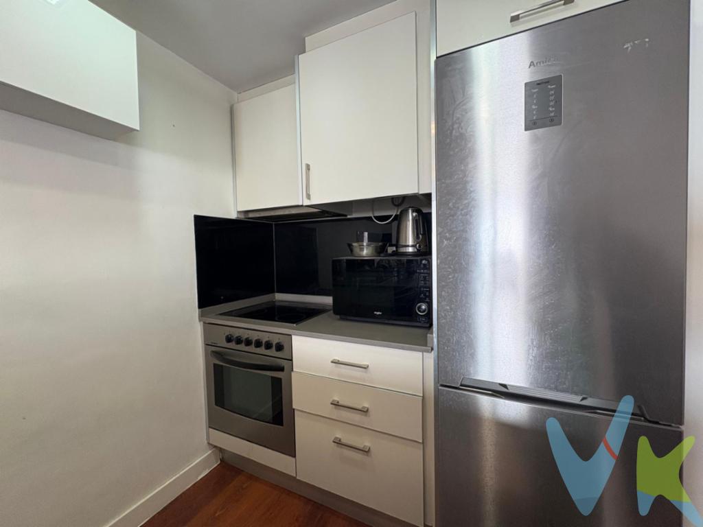 🏡 Vive el encanto del centro histórico de Valencia RACASA TORRES DE QUART presenta esta magnífica vivienda en venta en el corazón de El CarmeUbicada a escasos metros de la Plaza del Tossal y las emblemáticas Torres de Quart, esta propiedad es ideal para quienes buscan una vida urbana llena de historia, cultura y comodidad.Con una superficie útil de 50 m² (55 m² construidos), el piso se encuentra en la cuarta planta de un edificio con ascensor, construido en 1981 y perfectamente conservado. Su distribución ofrece un ambiente acogedor y funcional: amplio salón comedor con cocina integrada, una espaciosa habitación, un baño completo y un balcón corrido que aporta luz y ventilación natural.La vivienda cuenta con detalles que marcan la diferencia: climatización por conductos frío/calor, suelo de parquet, carpintería climalit y armarios empotrados, lo que garantiza confort y eficiencia en el día a día.La ubicación no podría ser mejor. Situado en una de las zonas más emblemáticas de Valencia, El Carme, este piso está rodeado de vida, historia y una vibrante oferta cultural y gastronómica. A pocos minutos a pie encontrarás bares, restaurantes, tiendas y algunos de los monumentos más importantes de la ciudad. Además, dispone de excelentes conexiones con el transporte público: estaciones de tren, metro y autobuses muy cercanas aseguran una movilidad cómoda dentro y fuera de la ciudad.Una vivienda ideal tanto para quienes buscan su hogar en el centro de Valencia como para inversores que desean apostar por una zona con gran proyección y demanda.📞 Para más información o concertar una visita, llámanos al 607 141 035. No dejes pasar esta oportunidad única de vivir donde todo sucede.La oferta está sujeta a cambios de precio o retirada del mercado sin previo aviso. Este anuncio en su conjunto, incluyendo textos, fotos, imágenes o cualquier otro contenido del mismo, no es vinculante dado que la información es ofrecida por terceros y puede contener errores. Se muestra a título informativo y no contractual.Número de Registro de Agentes de Intermediación Inmobiliaria de la Comunidad Valenciana: RAICV-1405.  El precio no incluye lo siguiente: honorarios de la agencia inmobiliaria, impuestos (IVA, ITP) y otros gastos de la Compraventa (notaria, gestoría y registro).  