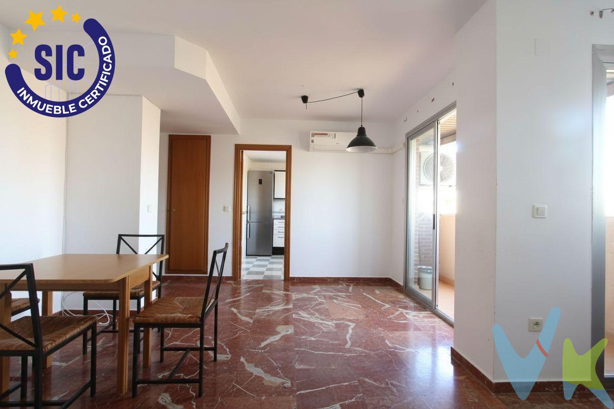 Se vende luminoso dúplex de 100 m² construidos, ubicado en Avenida Amado Granell Mesado nº 65. La vivienda se distribuye en tres habitaciones, una doble con baño en suite y dos habitaciones individuales, todas ellas equipadas con radiadores y ventiladores. Dispone de dos aseos, cocina totalmente equipada y un pequeño balcón con vistas a la calle. Su orientación este-oeste garantiza una excelente entrada de luz natural durante todo el día. Incluye plaza de garaje en el mismo edificio. Vivienda ideal tanto como residencia habitual como inversión. VENTA:. PVP 430.000€.  Gastos e impuestos no incluidos en el precio. La compra conlleva impuestos y gastos de formalización para el comprador. A título orientativo se informa que en segundas transmisiones el  ITP  con carácter general en  Valencia  es del  10%, pudiendo existir otros tipos impositivos atendiendo a  las circunstancias  personales del comprador u otras circunstancias previstas legalmente. Base imponible del impuesto el mayor valor entre el precio de compraventa, la tasación o el valor de referencia catastral. En cuanto a los gastos de  notaría y registro, en su caso,  suelen oscilar aprox; entre 1,5% y 2,5% (aranceles variables según precio, n.º de copias y complejidad). El comprador elige notario. Si el comprador precisase de  hipoteca: tasación, condiciones y costes bancarios serán según entidad elegida por el comprador, así como los gastos de gestoría, y cualesquiera otros gastos inherentes a la formalización de la compraventa que legalmente correspondan a la parte compradora, salvo pacto expreso en contrario con el vendedor. El consumidor tiene,  conforme a la normativa vigente, a su disposición información y documentación adicional relativa al inmueble y condiciones de la compraventa, que podrá ser consultada en C/Joaquín Costa 4, bajo 46005 Valencia o urbe2@remax.es. Honorarios de mediación inmobiliaria a cargo del  COMPRADOR: (3% del precio final de venta más IVA (21%), salvo otro pacto.); y  de VENDEDOR (según acuerdo con el mismo). . Se informa al consumidor que la agencia actúa como intermediaria inmobiliaria en la operación, estando cualquier eventual compraventa y sus condiciones sujeta a la aceptación expresa del propietario-vendedor y a la posterior formalización del correspondiente contrato.