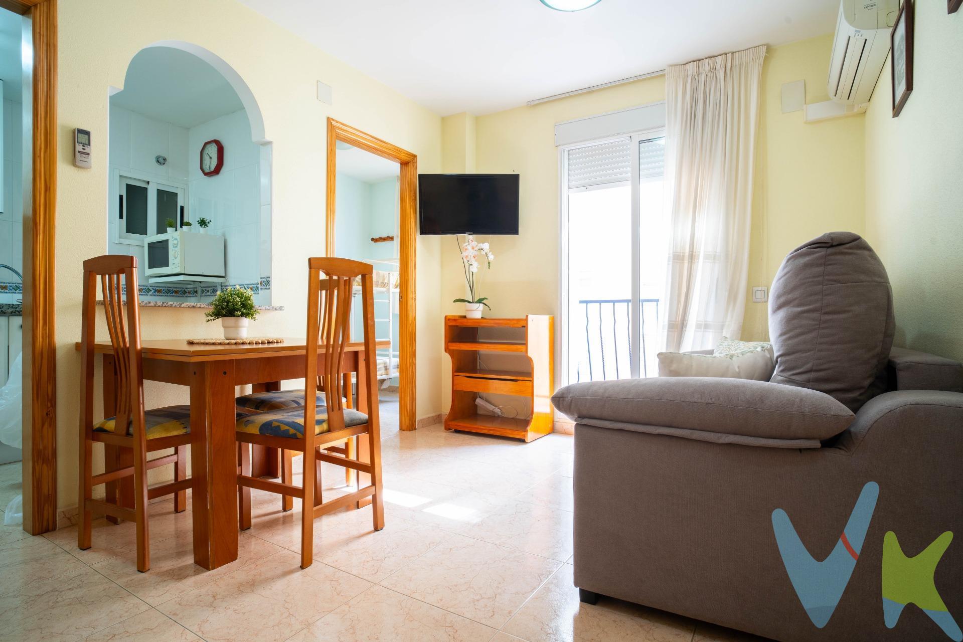 ¡NO TE PIERDAS ESTA OPORTUNIDAD! En el corazón del pueblo de Oropesa, a solo unos pasos de la playa Morro de Gos y de todos los servicios que necesitas como supermercados, centro médico, farmacias, ayuntamiento.. Te presentamos esta vivienda luminosa y acogedora, ideal para personas que les guste disfrutar en un entorno relajado y cerca del mar. La vivienda esta distribuida en salón comedor, cocina semi abierta con pasa platos y totalmente equipada, baño completo con bañera, dos habitaciones dobles con armarios empotrados y balcón con vistas despejadas a la calle. Vamos un rincón de tranquilidad en el  pueblo, para vivir o disfrutar sin prisas. Contacta con nosotros para recibir más información o para venir a visitarlo. Los metros útiles son aproximados. Este inmueble es en exclusiva, con lo que le facilitamos cualquier información sobre la vivienda. Por este motivo, solicitamos no molesten al propietario, ocupantes de la propiedad, vecinos o conserje de la comunidad. . Muchas gracias por su comprensión. El precio indicado puede sufrir variaciones. En todos los casos los precios expuestos son más impuestos y gastos derivados de la transmisión del inmueble.