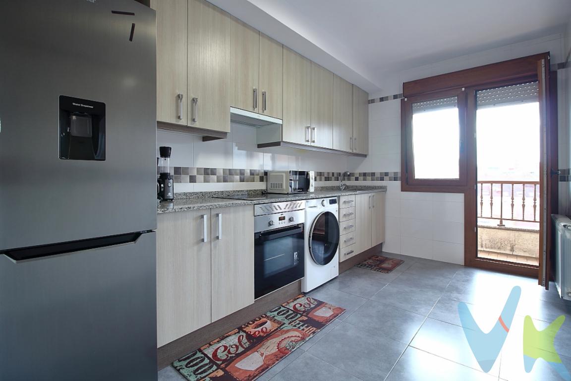 Descubra su próximo hogar en pleno corazón de la Calzada en Gijón. Presentamos este magnífico piso en venta que combina comodidad, modernidad y una ubicación inmejorable. Ideal para quienes desean disfrutar de la vida urbana sin renunciar a un entorno acogedor y bien comunicado.Este encantador piso se encuentra en la séptima planta de un edificio en perfecto estado, construido en 1986, y cuenta con la ventaja de disponer de ascensor. Con sus 93 metros construidos y 74 metros útiles, cada rincón ha sido diseñado para ofrecer espacios amplios y luminosos.La distribución del inmueble es excepcional. Un salón espacioso, un lugar perfecto para recibir visitas o disfrutar de una tarde relajada. La cocina, completamente equipada, dispone de una terraza con vistas despejadasLas tres habitaciones con las que cuenta este piso son todo lo que necesita una familia creciente o aquellos que anhelan un espacio extra para un estudio o despacho en casa. Cada habitación ha sido diseñada pensando en la comodidad y la privacidad, permitiendo que la luz natural inunde los espacios.El baño completo equipa las necesidades diarias con elegancia. Moderno y funcional, se convierte en un remanso de paz donde poder relajarse tras un día en la ciudad u cuenta con un practico aseo adicionalPero lo que realmente convierte a esta propiedad en una joya es su estratégica ubicación. La Calzada es conocida por sus excelentes conexiones de transporte, con una estación de tren y paradas de autobús a poca distancia. Esta ventaja ofrece a los residentes la comodidad de moverse por Gijón o viajar a otras ciudades con total facilidad, haciendo de este piso una opción perfecta para quienes dependen del transporte público.Añadiendo a las ventajas de su localización, el barrio dispone de una dinámica variedad de servicios que incluyen colegios, supermercados, y centros deportivos. Todo lo que necesita está a su alcance, asegurando que cada aspecto de la vida diaria sea cubierto sin causas de preocupación.Los exteriores del edificio son igualmente atractivos. Está en un entorno donde la tranquilidad se mezcla con la vitalidad de la vida urbana, ofreciendo lo mejor de ambos mundos. No hay necesidad de comprometer la paz y el descanso por la conveniencia de vivir en la ciudad.Actualmente disponible para compra, este piso promete ser una inversión sabia y un hogar lleno de confort y calidez para su próxima aventura de vida. Nuestro equipo está dispuesto a organizar una visita para que pueda experimentar de primera mano todo lo que este maravilloso piso tiene para ofrecer.No desperdicie la oportunidad de hacer suyos los momentos que le esperan en esta propiedad. Contáctenos y descubrirá que vivir en Gijón nunca había sido tan atractivo. Prepárese para enamorarse de cada detalle y comenzar una nueva etapa en este encantador piso de La Calzada.Contamos con más de 35 años de experiencia acreditada y nuestro objetivo es garantizarle un servicio de compra humano, ético, de calidad, fácil y seguro. Nuestro equipo lo integran agentes con la titulación AIR (Agente Inmobiliario Registrado), somos CRS (Council of Residential Specialist) y API. (Agente de la Propiedad Inmobiliaria Colegiado nº248). Contamos con un seguro de Caución que nos permite garantizar el depósito de las cantidades entregadas por nuestros clientes.Te ayudamos con la financiación con las mejores condiciones hipotecarias hasta el 100%.Consulte en nuestras reseñas de Google lo que opinan los clientes que ya han trabajado con nosotros.Contacta hoy mismo para concertar una visita. No dejes pasar esta oportunidad de adquirir el hogar de tus sueños en una de las ciudades más atractivas y pujantes del norte de España. Estamos convencidos de que te encantará. ¡Esperamos verte pronto!El precio no incluye gastos de notaría, registro e impuesto de transmisiones.