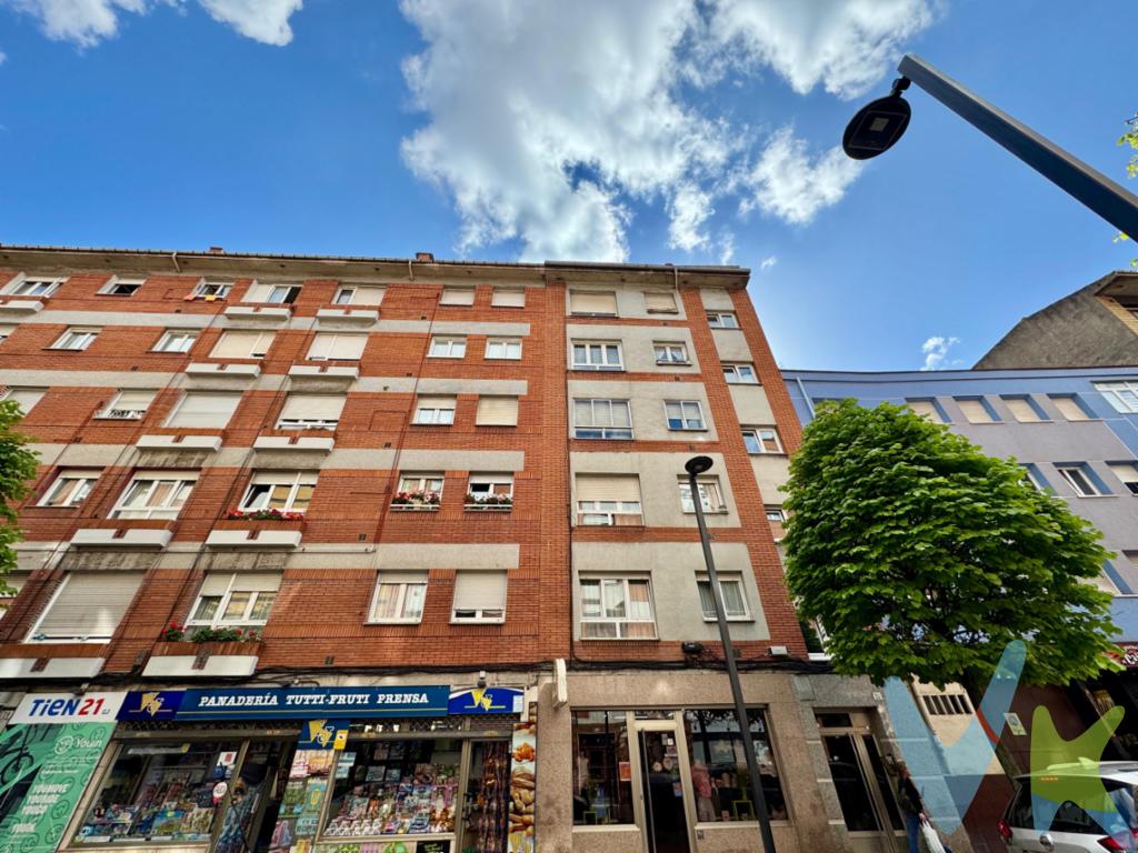  Le presentamos este maravilloso piso en venta en el dinámico barrio de La Calzada, en Gijón. Una oportunidad única para adquirir una vivienda espaciosa y luminosa en una de las zonas más solicitadas de la ciudad. Este inmueble es ideal tanto para familias como para inversores que buscan una propiedad con excelentes características.Ubicado en la tercera planta de un edificio bien conservado, se destaca por sus 92 metros construidos y 82 metros útiles. La distribución óptima del espacio hace que cada habitación sea acogedora y funcional. Sumérjase en la comodidad de sus tres amplias habitaciones, perfectas para el descanso y la intimidad que su familia necesita. Además, todas las estancias disponen de buena iluminación natural, generando un ambiente cálido y agradable.El inmueble incluye un cómodo trastero, ideal para mantener el orden y maximizar el espacio disponible en su hogar. Este edificio cuenta con un ascensor que facilita el acceso, proporcionando una comodidad añadida a su día a día.La ubicación es inmejorable. Está muy bien comunicado, con estaciones de tren y autobuses cercanas que le permiten moverse por la ciudad y sus alrededores con facilidad. La cercanía a estas opciones de transporte público es un gran beneficio para aquellos que deseen disfrutar de toda la oferta cultural, gastronómica y comercial que Gijón tiene para ofrecer.La Calzada es un barrio de marcado carácter urbano, famoso por su proximidad a zonas verdes, escuelas, supermercados y todo tipo de servicios. Todo esto lo convierte en un entorno perfecto para establecerse y disfrutar de una calidad de vida excepcional. Además, el mar está a pocos minutos, permitiéndole disfrutar de la belleza de la costa asturiana cuando lo desee.Al estar en la tercera planta, el piso ofrece vistas abiertas, lo que brinda una sensación de amplitud y conexión con el entorno. La buena orientación del inmueble garantiza luz natural durante todo el día, incrementando así el confort y la eficiencia energética del hogar.Este piso representa una magnífica inversión en una de las áreas más apreciadas de Gijón. Las características del inmueble, junto con su privilegiada ubicación, aseguran que se trata de un hogar que se adaptará a sus necesidades presentes y futuras. No deje pasar la oportunidad de visitar esta propiedad y descubrir todo lo que tiene para ofrecer.Organice una visita para experimentar de primera mano las múltiples ventajas de este encantador piso. Estamos convencidos de que superará sus expectativas y le proporcionará el hogar que ha estado buscando. Este es el momento perfecto para dar el paso y convertir este espacioso piso en su nuevo hogar en Gijón. ¡Estamos a su disposición para responder cualquier consulta y coordinar una visita en el horario que más le convenga!En el precio de venta no están incluidos impuestos y gastos de notaria. 