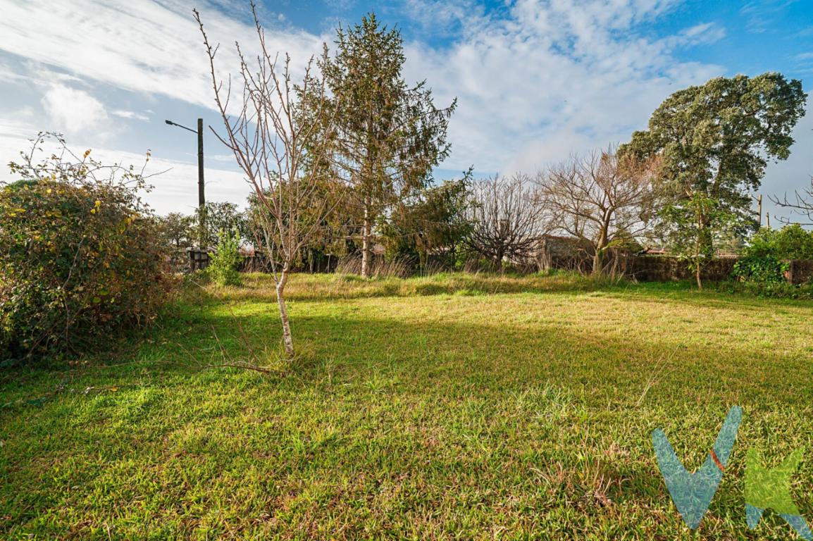 En el corazón de Ribadumia, en pleno entorno del Salnés, se ubica esta vivienda unifamiliar de dos plantas concebida para quienes buscan un refugio donde desconectar, disfrutar del paisaje y vivir con calma, sin renunciar a la comodidad ni a los servicios cercanos. Su localización permite combinar la tranquilidad del entorno rural con la proximidad a la costa, bodegas, rutas naturales y enclaves únicos de las Rías Baixas. La vivienda ofrece una distribución amplia y muy versátil, con cuatro habitaciones, tres baños completos, dos salones diferenciados que invitan tanto al descanso como a la reunión, y un despacho independiente, perfecto para esos momentos de inspiración o para mantener una rutina flexible durante las estancias prolongadas. La gran cocina, pensada para los amantes de la gastronomía, se convierte en un espacio donde compartir largas sobremesas, recetas y experiencias en un ambiente acogedor y funcional. El exterior es uno de los grandes protagonistas: un amplio terreno de 650 m2 privado que invita a disfrutar del aire libre, del clima y de la calma del entorno, ideal para comidas al sol, tardes de lectura o encuentros con familia y amigos. El parking para dos vehículos aporta comodidad y facilita la movilidad para quienes desean utilizar la vivienda como punto de partida para explorar la comarca y la costa gallega. Para comprender todo lo que esta vivienda transmite, es imprescindible recorrerla y sentirla en primera persona: solicita tu visita y descubre el lugar donde tus escapadas pueden convertirse en momentos inolvidables.