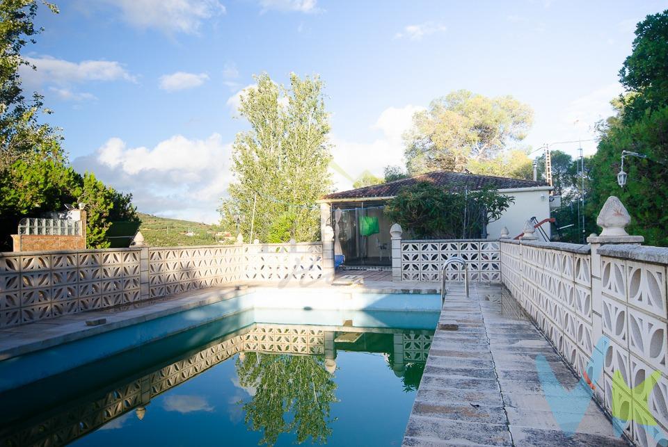 Ref. 04318.- EXCLUSIVA- Chalet con amplia parcela y piscina en Macastre. 🏡 Chalet en venta en Macastre (Valencia). 🌿 ¡Vive rodeado de naturaleza y tranquilidad!. Magnífica propiedad situada en un entorno natural muy bonito, ideal para quienes buscan paz, espacio y calidad de vida, a tan solo unos minutos del pueblo y con acceso asfaltado hasta pocos metros antes de la entrada. 📐 Características de la parcela. 🏞️ Superficie total: 2.493 m². 🔒 Parcela totalmente vallada. 💧 Agua potable y ⚡ suministro eléctrico de red. ♻️ Desagüe por pozo ciego. 🏊‍♂️ Piscina privada. 🚗 Garaje y trastero. 🧺 Lavadero. 🍖 Barbacoa y cocina exterior. 🌅 Dos terrazas cubiertas y pérgola de madera. 🏠 Distribución de la vivienda. 🛋️ Salón-comedor con split frío/calor. 🍳 Cocina independiente. 🛏️ 3 dormitorios. 🚿 1 baño completo. Detalles interiores:. Suelos de terrazo. Ventanas metálicas abatibles. Split en salón frío/calor. Termo eléctrico para agua caliente. 🚍 Otros datos de interés.  A tan sólo 7 Km de Macastre y a 40 minutos en coche al aeropuerto.  Acceso asfaltado hasta 150m antes de la puerta.  Servicio de autobús cercano. Entorno natural precioso, ideal para desconectar y disfrutar al aire libre. ✨ Una oportunidad única para vivir o disfrutar del fin de semana en plena naturaleza, con todas las comodidades y amplios espacios exteriores. 📞 Contacta con nosotros para más información o para concertar una visita. Información importante:. Gastos de intermediación, notaría, registro de la propiedad, gestión de cambio de nombre e impuesto de transmisiones patrimoniales no incluidos en el precio del inmueble ofertado. Por expreso deseo del propietario, este inmueble se comercializa en exclusiva por nuestra empresa. Rogamos no contactar directamente con la propiedad. Para visitas, contacte con nosotros. Información al consumidor:. La compra del inmueble conlleva honorarios adicionales a consultar. 📄 Servicios incluidos:. Supervisión de documentación y estado registral. Negociación con el vendedor. Redacción de contratos. Seguimiento de la operación hasta la firma. Presentación a entidades financieras. Acompañamiento al tasador. Visitas adicionales al inmueble. Cambio de suministros eléctricos y de agua (y gas si aplica). 📞 Contacta con nosotros para más información y visitas: 962781409. 🌐 Llíria Home Inmobiliaria: www.lliriahome.com. #exclusiva=venta=compromiso #inmobiliarialiria #lliriahomeinmobiliaria #firmanotaria #clientescontentoslliriahome. . 
