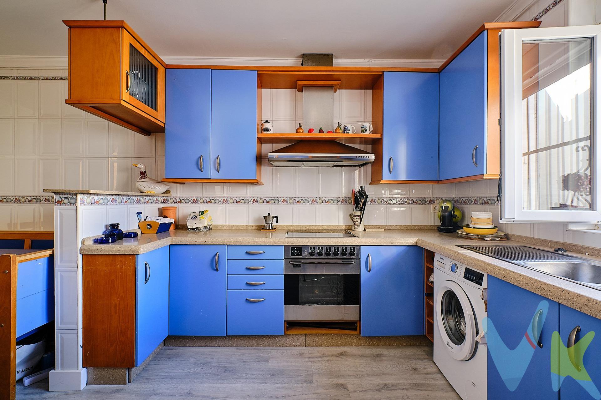 ¡Oportunidad! Piso en venta en el centro de Cádiz. Se vende magnífico piso en pleno centro de Cádiz con ascensor, ideal para familias o inversión. La vivienda es exterior con tres balcones a la calle lo que le garantiza su  luminosidad, con una distribución cómoda y funcional:. ✅ 3 habitaciones con armarios empotrados. ✅ Amplio salón con aire acondicionado. ✅ Cocina con comedor, espaciosa y bien equipada. ✅ Cuarto de baño completo. ✅ Ubicación inmejorable, cerca de comercios, transporte, colegios y todos los servicios. La vivienda se encuentra en excelente estado y con ventanas, puertas, suelo de tarima y galeria de alta calidad, dispone de dos trasteros que anteriormente uno de ellos fué otro cuarto de baño, por lo que tiene la facilidad de volver a ponerlo si lo desea. Si buscas un hogar con luz natural, comodidad y en una de las mejores zonas de Cádiz, ¡este es tu piso!. *Impuestos, gastos y honorarios de agencia no incluidos en el precio. Periodo de validez: Hasta el 31/12/2025. 