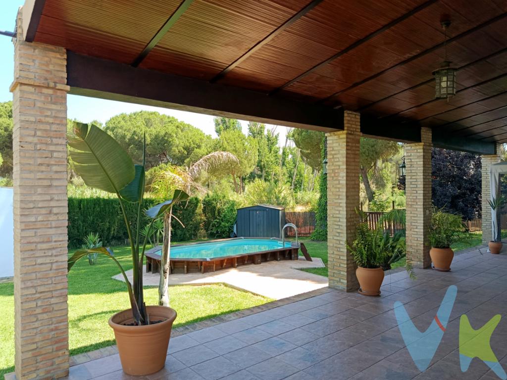 🌿 Vive en el corazón de la naturaleza.. ¡sin renunciar a la comodidad! 🏡. A la venta casa de campo de ensueño en Hinojos, Huelva (España), en el precoto del Parque Nacional de Doñana. Perfecta para los que buscan sol, tranquilidad y una vida conectada con la naturaleza, pero con todas las comodidades modernas. ¡Reformada, lista para entrar a vivir y a solo 35 minutos de la playa!. Características principales:. ✅ 2 habitaciones. ✅ 1 baño completo. ✅ Cocina americana. ✅ Salón – comedor con chimenea de pellets. ✅ Aire acondicionado. ✅ Ventanas climalit con mosquiteras y persianas. ✅ 109,78 m² construidos. ✅ 1.101 m² de parcela. ✅ Piscina rodeada de césped natural 🌴. ✅ Garaje/trastero. ✅ Espacio para huerto o cría de animales 🐓. ✅ Gallinero. ✅ Pozo legalizado y fosa séptica. ✅ Barbacoa exterior. ✅ Acceso asfaltado con hormigón impreso. ✅ Casa escriturada y documentación al día. ✅ Termo eléctrico de 100 litros. ✅ Semi amueblada. ✅ A 2 minutos del pueblo. ✅ Acceso directo al bosque desde la urbanización 🌳. ✅ A 35 minutos de la playa, 30 de Sevilla y 40 de Huelva. 💭 ¿Te imaginas despertar cada día rodeado de naturaleza, con sol, privacidad y el mar a un paso?. Esta casa es tu nuevo comienzo. 🌞. * La casa se vende semi amueblada. Si desea datos más específicos o presentar una oferta de compra, contacte con nosotros. ¿Es español o extranjero y necesita financiación para poder comprarla? Le ayudamos a conseguirla con las mejores condiciones del mercado. ¿Busca una casa pero su estilo es otro? Contacte con nosotros, seguro que tenemos la casa de sus sueños en Huelva, Sevilla, Cádiz o Málaga y el resto de España a través de nuestros colaboradores directos. . Tenemos más de 20 años ayudando a personas a comprar o vender sus propiedades. . Informamos a nuestros clientes que el precio de venta no incluye lo siguiente: Honorarios de la agencia inmobiliaria, impuestos (el Impuesto de Transmisiones Patrimoniales, IVA o AJD, en su caso), otros gastos de la compraventa (gastos de registro de la Propiedad, Notaría, gestión ni de posible financiación). Documento DIA a disposición del consumidor según Decreto 218/2005 Junta de Andalucía. IMG. 