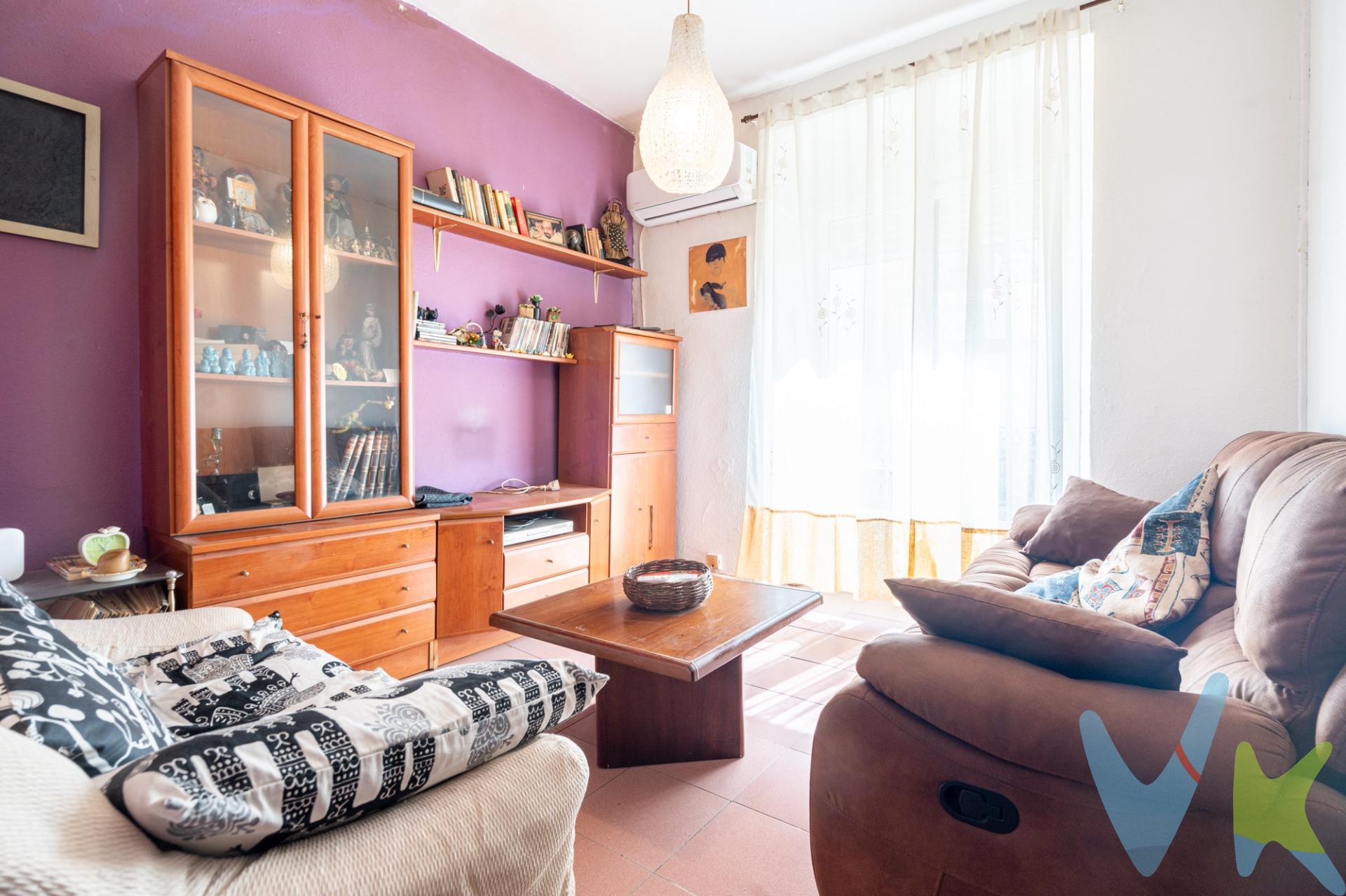 🏙️ Vivir junto a las Torres de Quart: historia, ubicación y potencial 🏙️. 📌 Gestión en exclusiva. Ubicado a escasos metros de uno de los emblemas más icónicos de Valencia, este piso de 3 habitaciones ofrece una oportunidad única para quienes buscan una vivienda en el centro histórico con la posibilidad de actualizar y personalizar a su gusto. 📍 Zona privilegiada: A un paso de las Torres de Quart y del corazón de Valencia. Un entorno con encanto, perfectamente conectado y rodeado de cultura, comercios, servicios y vida urbana. 🛠️ Vivienda para actualizar, ideal para diseñar un hogar a medida o como inversión con gran proyección. Su distribución versátil permite aprovechar al máximo cada espacio, 3 habitaciones y balcón a la calle✨ Este piso tiene un extra que te va a encantar.. ¡una estancia adicional con múltiples posibilidades! ✨. ¿Necesitas un vestidor donde tener toda tu ropa organizada? ¿O prefieres un trastero amplio para guardar todo lo que no usas a diario?. Este espacio es perfecto para adaptarlo a lo que tú necesites. 🌆 Valencia es una ciudad que lo tiene todo: calidad de vida, clima, mar, cultura y gastronomía. Vivir aquí no es solo una elección práctica, es un privilegio. 🤝 Este inmueble se comercializa en exclusiva, lo que garantiza un acompañamiento cercano, transparente y totalmente personalizado durante todo el proceso. 📞 ¿Te interesa? Contacta conmigo y estaré encantada de darte todos los detalles o agendar una visita.
