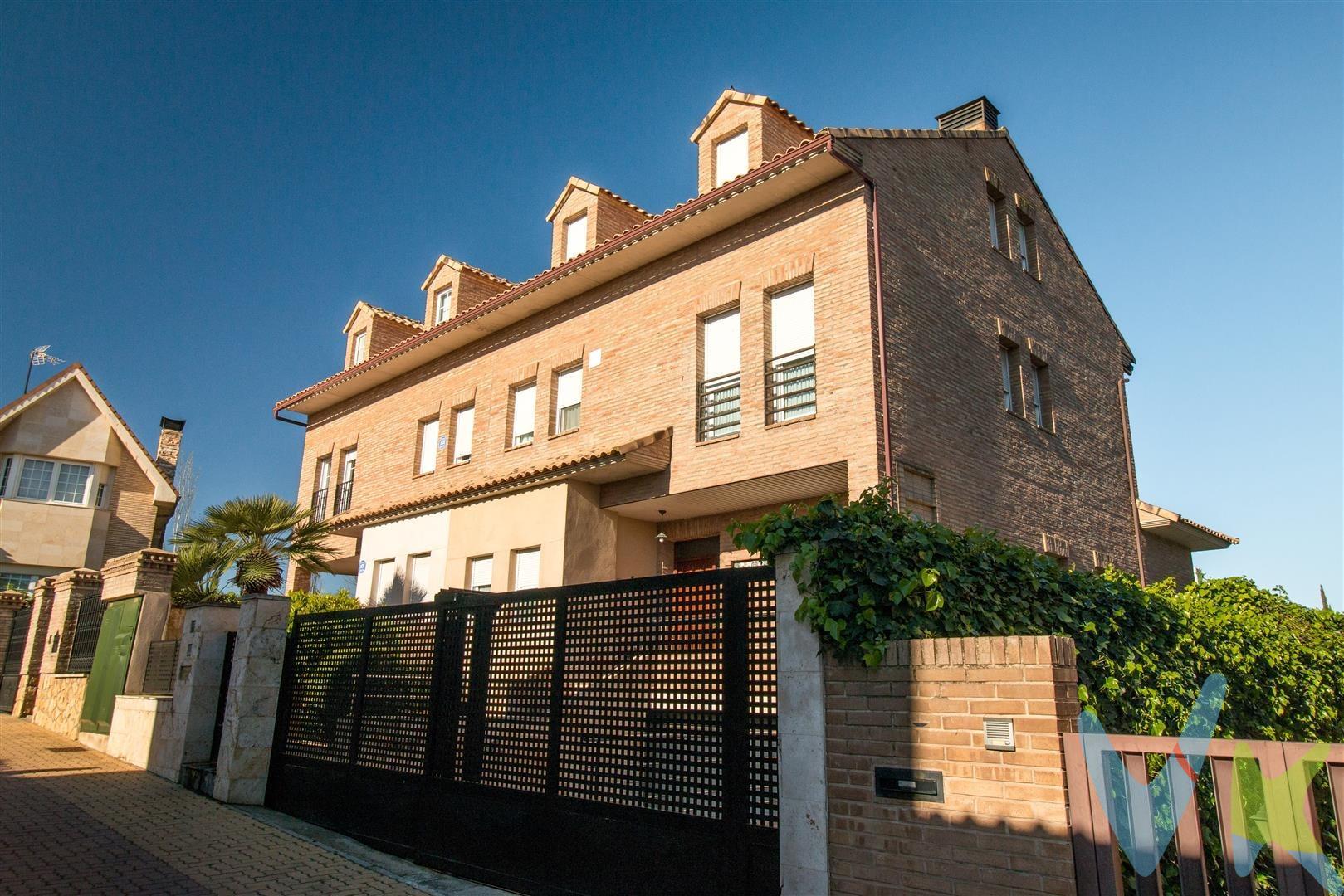 Este estupendo pareado, en ubicación perfecta dentro del Barrio de Montecanal, dispone de todo lo que puedas imaginar para estar cómodo y disfrutar sin salir de casa. Parcela de 454m2 con construcción de vivienda, espacios deportivos y garaje. El primer acceso del inmueble da entrada a un amplio jardín, con puerta y acceso a zona de aparcamiento y galería corrida en fachada junto a entrada principal. Accedemos a la vivienda y nos encontramos con un estupendo hall - distribuidor, el mismo nos da acceso a un estudio, dormitorio, cocina con acceso directo a comedor, baño y gran salón dividido en diferentes ambientes, zona de estar con acceso a porche-offis acristalado, comedor con acceso a porche exterior y salida a jardín.  En el jardín nos encontramos con diferentes zonas para disfrutar, piscina privada por un lado, zona de comedor exterior, zona de césped y tumbonas para disfrutar del sol e incluso hacer deporte. Tiene leñera, acceso a ducha y baño para la zona exterior, trastero y uno de los garajes. En primera planta nos encontramos con cuatro amplios dormitorios. Dormitorio principal con baño en suite y terraza acristalada destinada a sala de estar y relax. Dormitorio juvenil también con terraza acristalada para disfrutar de horas de lectura y juego. Dormitorio de invitados y dormitorio doble, todos ellos con armarios empotrados y baño en zona común. En segunda planta nos encontramos con distribuidor, tres dormitorios amplios, baño en zona común y acceso a terraza solarium con toma de agua y vistas privilegiadas. En planta menos unos nos encontramos con espectacular bodega, dividida en varios ambientes, zona de sofás y chimenea, cocina y comedor. En esta planta también tenemos acceso al cuarto de caldera y garaje para dos coches. Después de todo lo que le ofrece esta casa, solo puedo decir que venga a verla y cómprela para disfrutar.