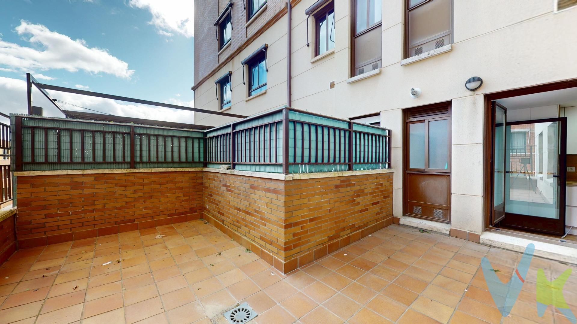 Imagina vivir en un lugar donde la luz, la tranquilidad y la vida familiar se combinan de forma natural. En Parquesol, uno de los barrios más valorados de Valladolid, disfrutarás de un entorno lleno de parques, colegios, instalaciones deportivas, comercios y restaurantes que hacen el día a día cómodo y agradable. En la Calle Manuel Azaña se encuentra esta luminosa vivienda completamente exterior, pensada para disfrutar cada espacio. Al entrar, la luz natural te acompaña en toda la casa, creando una sensación de amplitud y bienestar. La vivienda dispone de 3 dormitorios amplios, salón comedor, cocina totalmente renovada, 2 baños completos y armarios empotrados totalmente vestidos que aportan orden y funcionalidad. La calefacción individual de gas natural garantiza confort durante todo el año. Uno de sus grandes atractivos es su terraza de 20 m² orientada al sur, un espacio perfecto para desayunar al sol, relajarse al final del día o compartir momentos con familia y amigos. El inmueble forma parte de un edificio de muy buenas calidades constructivas y cuenta además con plaza de garaje, trastero y piscina comunitaria, añadiendo comodidad y calidad de vida. Una vivienda ideal para familias que buscan luz, espacio y un entorno con todos los servicios, donde disfrutar del día a día con tranquilidad sin renunciar a la vida de barrio. Precio de venta 260.000€. Operación sujeta a doble mediación. Honorarios a cargo del comprador del 4% del valor final de la compraventa, más IVA (21%), salvo pacto en contrario, no incluidos en PVP. La agencia actúa exclusivamente como intermediaria. El PVP indicado no incluye impuestos ni gastos de Escritura. Las superficies expresadas en esa página tienen carácter descriptivo y son aproximadas. Los precios pueden ser susceptibles de modificación sin previo aviso. 