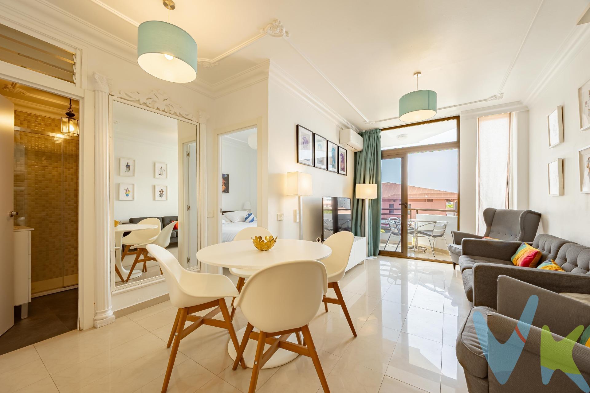 Se vende apartamento en el complejo Bayuca, en Playa del Inglés, a pocos pasos del Centro Comercial Yumbo y a tan solo 12 minutos caminando de la playa. La vivienda dispone de un acogedor salón y cocina de estilo moderno, con acceso directo a un balcón privado con agradables vistas a la piscina comunitaria, además de dos habitaciones luminosas y un baño reformado. El complejo ofrece piscina y jardín comunitarios, perfectos para disfrutar del clima. Los gastos comunitarios son de solo 72 € mensuales. Gracias a su ubicación céntrica y práctica en Playa del Inglés, podrás disfrutar de una de las zonas más dinámicas del sur de Gran Canaria, con supermercados, restaurantes, transporte público y la playa a un corto paseo de distancia.