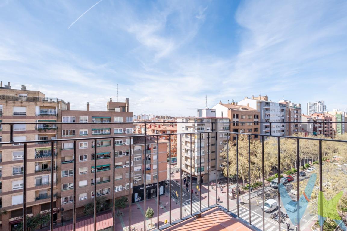 Ps. Calanda ¡Luz durante todo el día y listo para entrar a vivir! Presentamos este fantástico piso en séptima planta (no última), que destaca por su excelente ventilación y luminosidad gracias a su doble orientación Este-Oeste, contando con un balcón en cada extremo de la vivienda. Distribución Inteligente y Espacios Aprovechados: La vivienda ha sido cuidada al detalle y se encuentra en buen estado, con acabados modernos que aportan calidez y estilo:. -  Salón-comedor  con salida directa a un balcón exterior, ideal para disfrutar de las vistas y el sol. - La cocina es independiente y cuenta con una práctica galería.Zona de Descanso: 3 dormitorios (2 dobles amplios y 1 individual perfecto para despacho o cuarto infantil). - Baño: Reformado con un cómodo plato de ducha. - Calidades y Equipamiento : Suelo laminado de alta resistencia que aporta un toque acogedor. Carpintería: Puertas interiores lacadas en blanco, proporcionando un aspecto moderno y limpio.Climatización: Calefacción individual a gas natural y 2 equipos de aire acondicionado (split) en salón y dormitorio principal. - El Edificio Ubicado en una finca cuidada con ascensor a cota cero, eliminando cualquier barrera arquitectónica y garantizando un acceso cómodo para personas con movilidad reducida o carritos. ¿Es este el piso que estabas buscando? No dejes que se te escape la oportunidad de vivir en una de las plantas más luminosas de la zona. *** Precio y Gastos:. En el precio de venta publicado no se incluyen los impuestos legalmente establecidos ni gastos derivados de la compraventa y de la inscripción del inmueble (I.T.P., Notaría y Registro de la Propiedad)