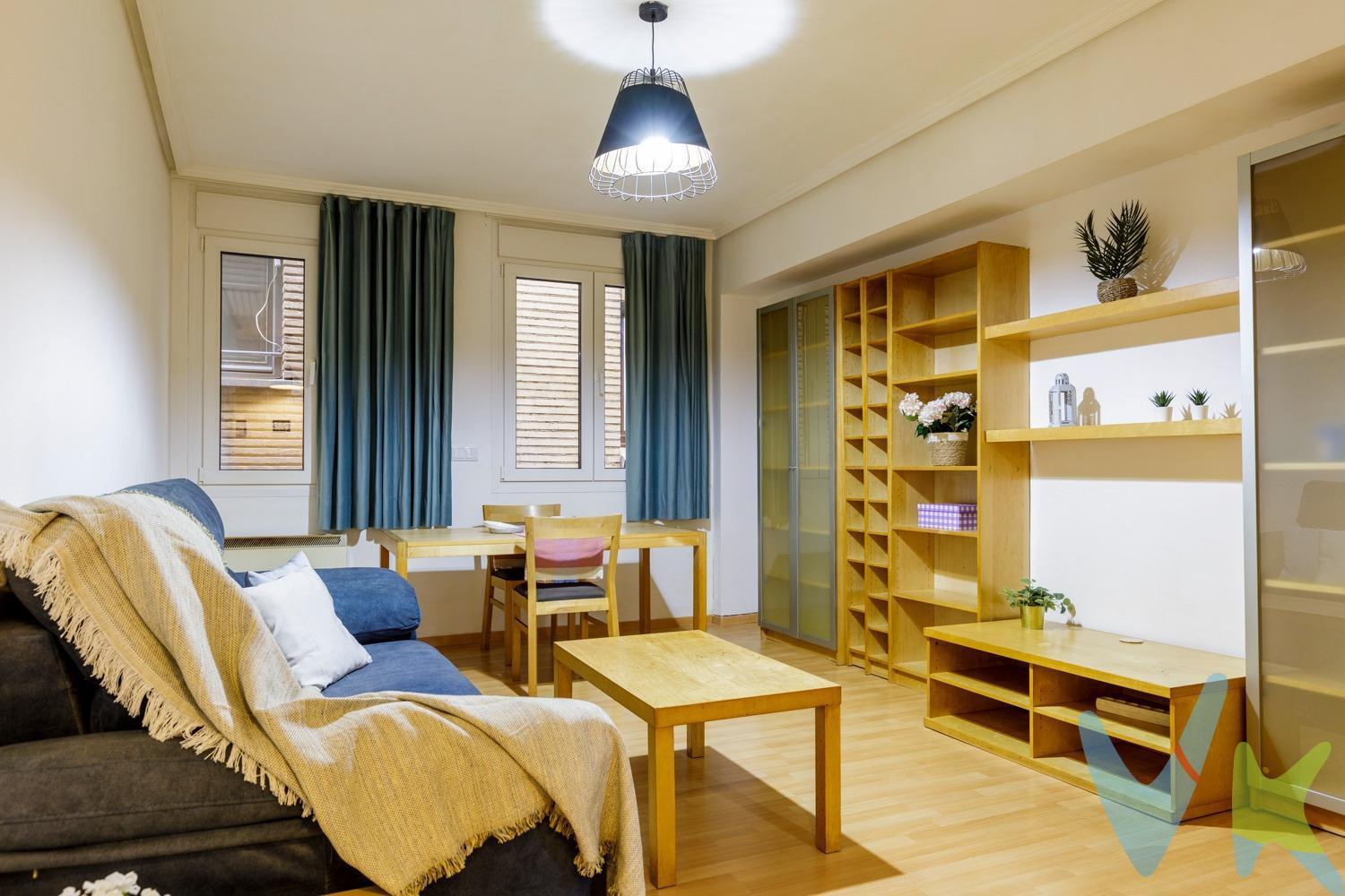 📍C/ José de la Hera, bocacalle de Don Jaime I, en pleno Casco Histórico de Zaragoza. Apartamento de 40m², distribuido en salón, cocina equipada, 1 dormitorio y baño. 🔥Calefacción eléctrica con acumuladores y agua caliente individual con termo eléctrico, para tu comodidad todo el año. Nos encanta 💖 por:. ✔ Su fantástica ubicación, al lado de Plaza España, en plena zona comercial y de negocios de la ciudad. ✔ Estar junto al ocio de moda del Tubo, el tranvía 🚋 y la 🌳 Ribera del Ebro. ✔ Su distribución práctica, con poco pasillo y el máximo aprovechamiento de cada metro cuadrado. 📢 Descúbrelo ahora: mira las fotos, revisa el plano ⏩ y llámanos para visitarlo antes de que se te adelante otro comprador. ℹ️ Gastos de compra y honorarios de agencia no incluidos en el precio. 