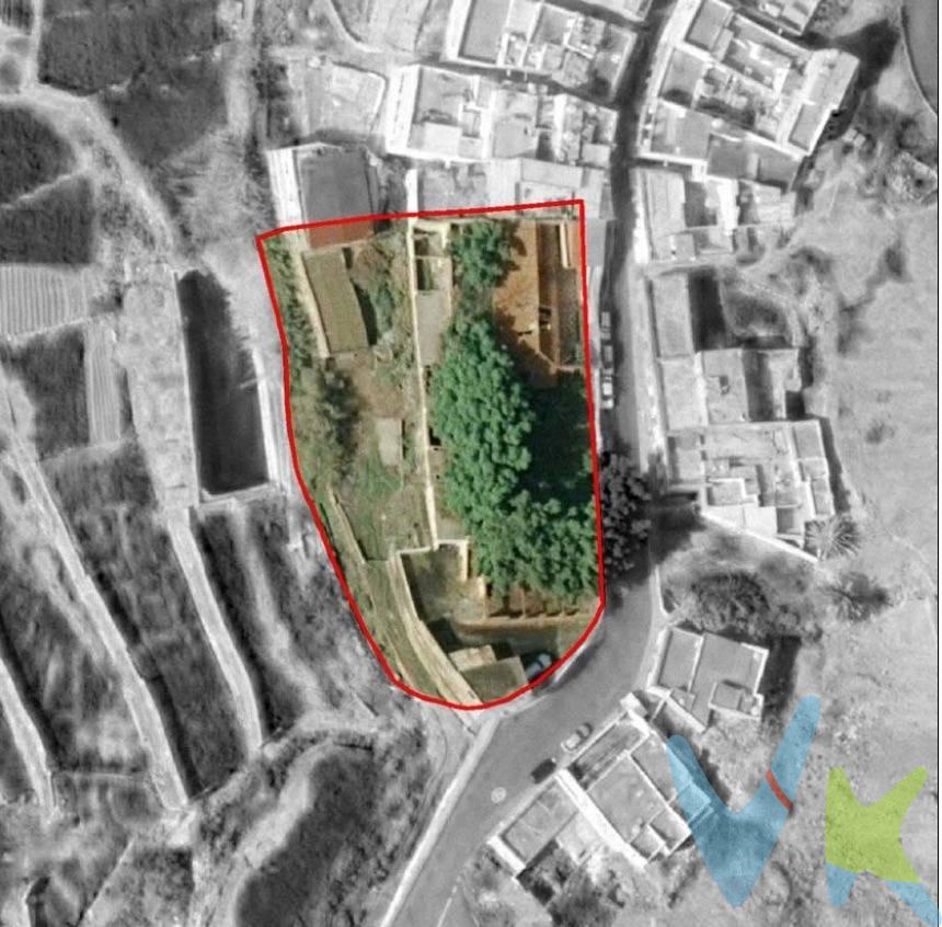 Una oportunidad única para inversores, promotores o quienes buscan una finca exclusiva en la ciudad. Situada en Casa Ayala, a tan solo 5 minutos de la Playa de Las Canteras, dispone de 2.344 m² de suelo urbano, 85 metros lineales de fachada, ordenanza M3, una edificabilidad total de 3.775 m² construidos y una altura máxima de tres plantas. La escasez de grandes parcelas urbanas convierte esta propiedad en un activo excepcional. La finca destaca por sus impresionantes vistas, la privacidad que ofrece, su excelente orientación, una magnífica accesibilidad y una ubicación privilegiada, características que aportan un enorme valor a cualquier proyecto. En la parcela se conserva una antigua casa canaria de aproximadamente 200 m², llena de carácter y encanto, además de un garaje y otras edificaciones auxiliares. Una construcción con alma que puede rehabilitarse para convertirse en una residencia única o en el eje principal de un exclusivo proyecto turístico. Las posibilidades son prácticamente ilimitadas. Desde crear una espectacular vivienda unifamiliar, con amplios jardines, piscina, zonas de ocio, cuadras para caballos y todo el espacio exterior que puedas imaginar, hasta desarrollar un innovador proyecto de eco-turismo o una promoción residencial de viviendas unifamiliares, adosadas o un edificio residencial. Además, existe un preproyecto para la construcción de 22 viviendas tipo dúplex, lo que pone de manifiesto el extraordinario potencial urbanístico de la parcela. Una inversión difícil de encontrar en el mercado actual, donde el suelo urbano de estas dimensiones, ubicación y posibilidades es cada vez más escaso. Una propiedad irrepetible para desarrollar un proyecto de gran valor y con una proyección excepcional. 