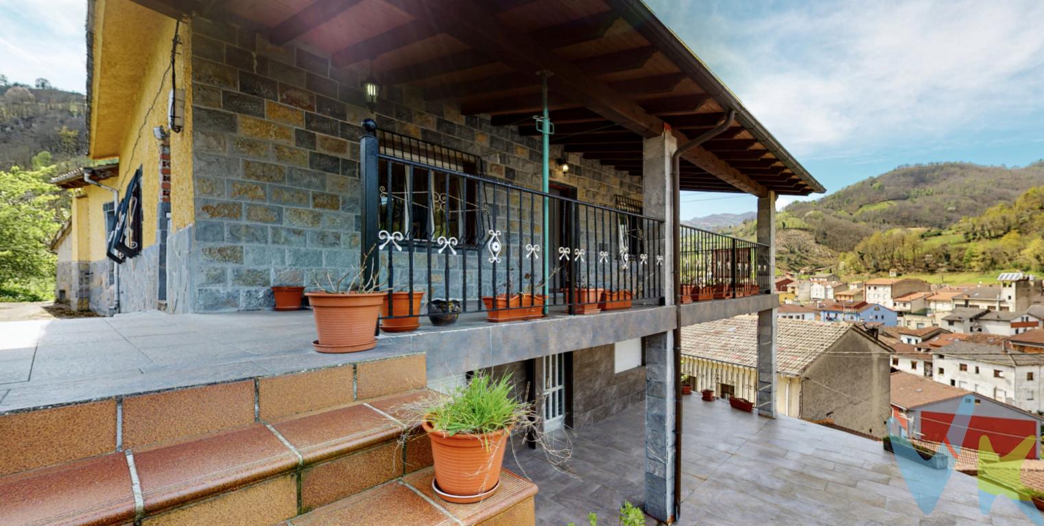 Sobre el bello pueblo de Villoria
Una gran casa independiente con unas vistas espectaculares a un paisaje de montañas y verdes valles
Situada en el histórico pueblo de Villoria, a tan solo tres kilómetros de Pola de Laviana, te espera esta casa con sus cuatro plantas y tantas posibilidades como ideas o familia tengas. Puedes distribuir los grandes espacios a tu manera o independizar los pisos y comenzar un proyecto de negocio.
Tenemos dos maneras de acceder a la propiedad; 

desde la planta baja aparcando en su gran garaje y desde ahí subir por el interior de la vivienda al resto de la casa
llegar por el exterior hasta el nivel de la tercera planta y desde esta entrar a la tercera y cuarta planta o bajar a las plantas inferiores por una bonita zona aterrazada y sus grandes vistas.

La 3ª planta se encuentra perfectamente habitable, solo necesita de unos pequeños retoques y algo de decoración para ponerla a tu gusto. Desde esta planta accedemos a la bohardilla, un gran espacio ya distribuido que necesita finalización, cerrar la tabiquería, colocar suelos, instalar un baño y hacerla habitable. 
Volvemos a la tercera planta y salimos a su gran porche, donde se nos antoja una decoración basada en espacios para disfrutar sola o en compañía
Por las escaleras exteriores descendemos a la segunda planta y una gran terraza se convierte en protagonista del espacio. La segunda y primera planta están distribuidas y ambas necesitan un acabado para hacerlas habitables
Sin duda esta casa independiente en venta en Villoria, Laviana, Asturias, es una gran propiedad, abierta a cualquier proyecto, con tantas posibilidades como ideas tengas. Su espacio exterior con 3.525m2 de finca, es envuelto por unas vistas tan bellas que es muy fácil imaginar como sería el jardín, donde poner la huerta, la zona de barbacoa orientada a Peña Mea, las noches de verano, en fin, la inmejorables vistas junto al paisaje rural y natural tan armónico, abierto y amable ponen la guinda a esta estupenda propiedad en venta en Laviana, llena de posibilidades 

Laviana es uno de los concejos más bonitos y luminosos del Valle del Nalón, en pleno corazón de Asturias y su capital, Pola de Laviana rodeada de hermosas montañas, bajo la mirada atenta de Peña Mea y circundado por el Río Nalón, te ofrece una alta calidad de vida, con una infraestructura óptima para vivir en familia, con todos los servicios necesarios: colegios, instituto, centro de salud, farmacias, hermosas tiendas, pabellón deportivo, piscinas
Vivir a media hora de Oviedo y Gijón, a cuarenta minutos del mar y de las pistas de esquí, esta vivienda en venta en Laviana te proporciona un estilo de vida al natural.
Si te gusta la vida saludable, si amas la naturaleza, ven y quédate. Laviana y sus gentes no te defraudarán. 
El precio de la propiedad no incluye los gastos de impuesto de transmisiones patrimoniales, notariales ni de registro