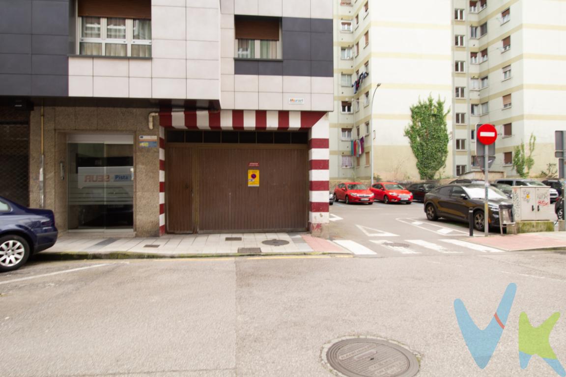 ¡OPORTUNIDAD ÚNICA! Plaza de garaje en venta en el Centro de MieresPonemos a su disposición una excelente plaza de garaje, ubicada en pleno corazón de Mieres. Esta es una oportunidad exclusiva para aquellos que buscan un espacio seguro y accesible para su vehículo.Situado en un edificio clásico de la ciudad, el garaje combina la solidez de su construcción con una ubicación inmejorable. Mieres, conocido por su progreso y actividad, ofrece un entorno dinámico que complementa la funcionalidad de este garaje.La disposición del garaje facilita el acceso, permitiendo una maniobrabilidad cómoda y sencilla. Esto es especialmente beneficioso en un entorno urbano, donde encontrar estacionamiento a menudo puede suponer un problema. Este espacio proporciona la tranquilidad de saber que siempre tendrá un lugar donde aparcar.Su ubicación estratégica se encuentra cerca de servicios esenciales tales como supermercados, restaurantes y tiendas, brindando la comodidad de tener todo a mano después de un largo día de trabajo. Esta cercanía también es ideal para aquellos que necesitan hacer revisiones o reparaciones frecuentes a sus vehículos, ya que encontrarán talleres y estaciones de servicio en las proximidades.Comprar esta plaza de garaje en el centro de Mieres no sólo es una inversión en seguridad para su vehículo, sino también una revalorización de su patrimonio. Los bienes inmuebles en esta área han mostrado una tendencia positiva en su apreciación, garantizando así una inversión con retorno asegurado a medio y largo plazo.El entorno comunitario del edificio de 1979 trae consigo una sensación de pertenencia y estabilidad. La construcción, sólida y bien mantenida por sus años de antigüedad, refleja una calidad innegable que perdura en el tiempo y que garantiza la durabilidad del espacio de estacionamiento.Si está buscando un lugar donde estacionar su vehículo, esta plaza de garaje en venta es una opción que no debe dejar pasar. Ofrece una combinación única de ubicación, seguridad y comodidad que resulta esencial para mantener su estilo de vida sin interrupciones y sin preocupaciones adicionales.Invitamos cordialmente a todos los interesados a visitarnos y comprobar por sí mismos las ventajas que ofrece este magnífico garaje. No pierda la oportunidad de invertir en un beneficio de por vida, integrándose a una zona con todas las facilidades urbanas y la tranquilidad que un espacio personal y seguro le puede proporcionar.No deje pasar esta excepción y póngase en contacto con nosotros. Estaremos encantados de proporcionarle más detalles y organizar una visita en el horario que mejor se adapte a sus necesidades. SOLO VENTA, NO HAY POSIBILIDAD DE ALQUILER. 