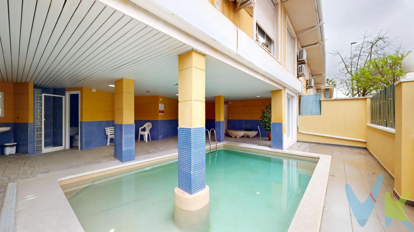 Piso del 2005 de 3 hab. 2 baños GARAJE y PISCINA  VIVIR CON PISCINA EN PICAÑA! Hay hogares que simplemente se habitan y otros que se sienten desde el primer instante. Este luminoso piso en Picanya, a un paso de Valencia y perfectamente comunicado con metro, es uno de esos lugares donde la luz natural entra sin pedir permiso y transforma cada estancia en un espacio cálido y acogedor.  La vivienda, situada en una edificación moderna del año 2005, destaca por la calidad de sus materiales y por una distribución pensada para el confort diario. Sus tres habitaciones ofrecen el espacio ideal tanto para una familia como para quienes buscan amplitud para teletrabajar, crear o descansar, también dispone de 2 baños, uno de ellos incorporado a la habitación principal.  En sus acabado encontramos paredes lisas, puertas de haya, ventanas doble cristal tipo climalit, puerta de entrada acorazada,.....  El salón se convierte en el corazón de la casa: un lugar donde la luz dibuja diferentes matices a lo largo del día y donde cada rincón invita a sentirse en casa.  Además, la propiedad incluye plaza de garaje y el privilegio de disfrutar de piscina comunitaria, perfecta para los días soleados del Mediterráneo.  Un hogar donde la luz, la tranquilidad y la cercanía a Valencia se encuentran para crear algo más que una vivienda: un lugar donde empezar nuevas historias.    Si tienes que vender antes tu vivienda, llámanos y te asesoramos cómo hacerlo para además tener los mínimos gastos posibles y todas las garantías.  Agencia Registrada con el nº00516 en el Registro Obligatorio de Agentes Inmobiliarios de la Comunidad Valenciana    Por mandato expreso del propietario, COMERCIALIZAMOS ESTE INMUEBLE EN EXCLUSIVA, lo que le garantiza el acceso a toda la información, a un servicio de calidad, un trato fácil, sencillo y sin interferencias de terceros. Por este motivo, se ruega NO MOLESTAR AL PROPIETARIO, a los ocupantes de la propiedad o a los vecinos. Muchas gracias por su comprensión.   La oferta está sujeta a cambios de precio o retirada del mercado sin previo aviso. Este anuncio en su conjunto, incluyendo textos, fotos, imágenes o cualquier otro contenido de este, no es vinculante dado que la información es ofrecida por terceros y puede contener errores. Se muestra a título informativo y no contractual.  El precio del inmueble no incluye los honorarios de la agencia que ascienden al 4%+IVA del precio final del inmueble, ni los gastos de notaría y registro de la propiedad (que están sujetos a aranceles y varían dependiendo del precio de escrituración), ni los impuestos (que en la Comunitat Valenciana varían dependiendo del precio del inmueble y de las características personales del comprador).  Esta propiedad se pone a la venta con toda la documentación comprobada y en regla, por lo que ofrecemos GARANTIAS a los compradores.