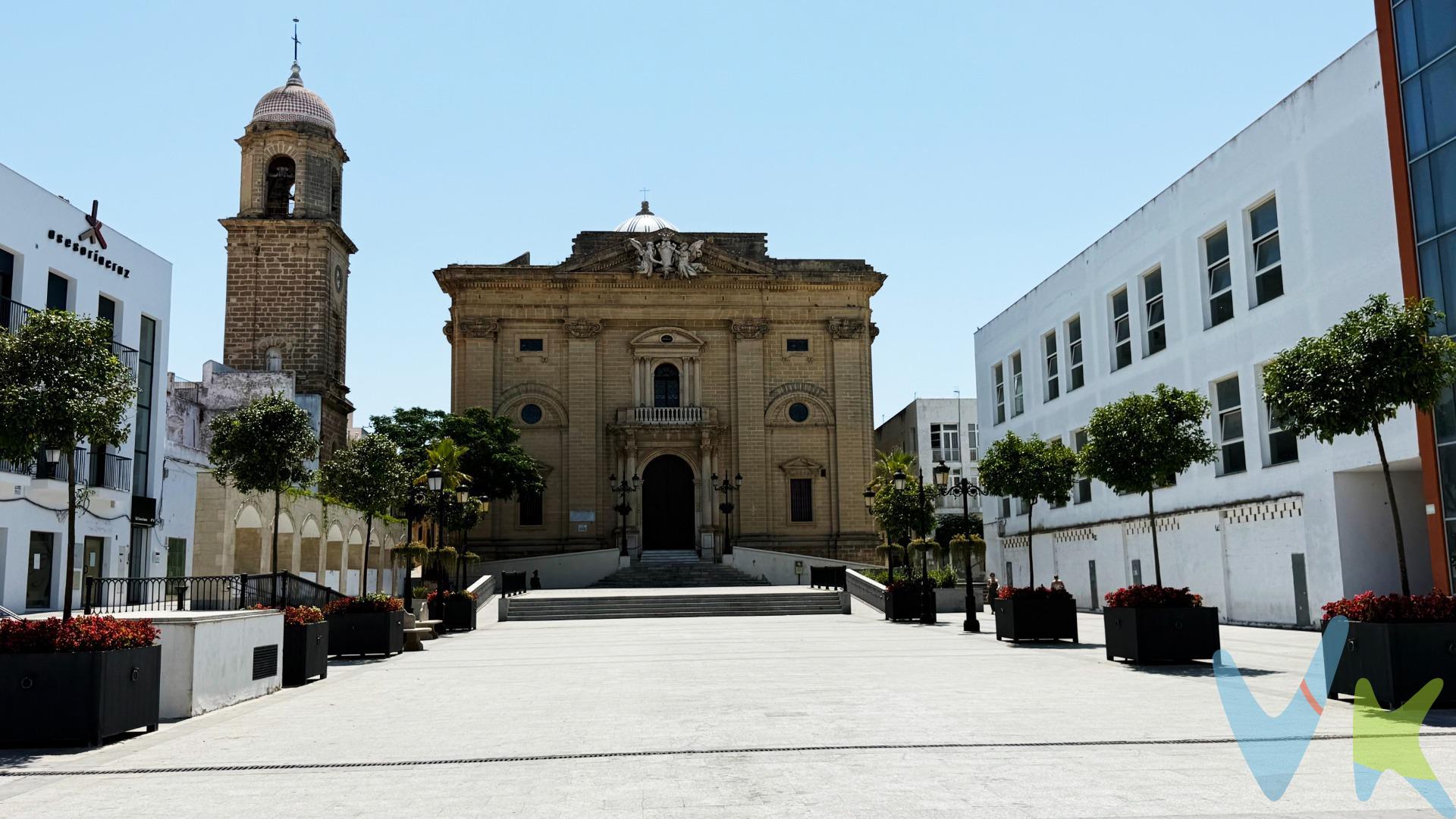  Gran Casa con Potencial en el Corazón de Chiclana de la Frontera – Ideal para Inversores o Vivienda Familiar. Oportunidad única para adquirir una amplia casa en el emblemático centro histórico de Chiclana, a escasos metros de la Iglesia Mayor. Se trata de una propiedad con carácter, distribuida en dos plantas más castillete con acceso a una azotea privada, perfecta para reformar y adaptarla a distintos proyectos. Distribución:. 	•	Planta baja: garaje con puerta automática, dos patios interiores que aportan luz y ventilación, pequeña oficina, tres dormitorios, un baño completo y un aseo. 	•	Primera planta: gran cocina, salón con balconera exterior, tres habitaciones, tres baños, lavadero y acceso a la azotea a través de una escalera interior. 	•	Azotea con castillete: amplio trastero y vistas despejadas, ideal como solárium o espacio de relax. Con una distribución generosa y múltiples posibilidades, esta casa es perfecta tanto para uso residencial como para proyectos turísticos, como casa con encanto, apartamentos vacacionales o boutique hotel. ¡No dejes pasar esta oportunidad de inversión en una de las zonas con más historia y encanto de la ciudad!.  Informamos a nuestros clientes de que los gastos de Notaría, Gestoría, Impuestos y los honorarios de la agencia no están incluidos en el precio. A su vez, disponemos del Documento Informativo Abreviado de la propiedad (Según Decreto 218/2005, del 11 de Octubre) y de Seguro de Caución, para la protección del dinero entregado como señal para la Reserva de una vivienda.