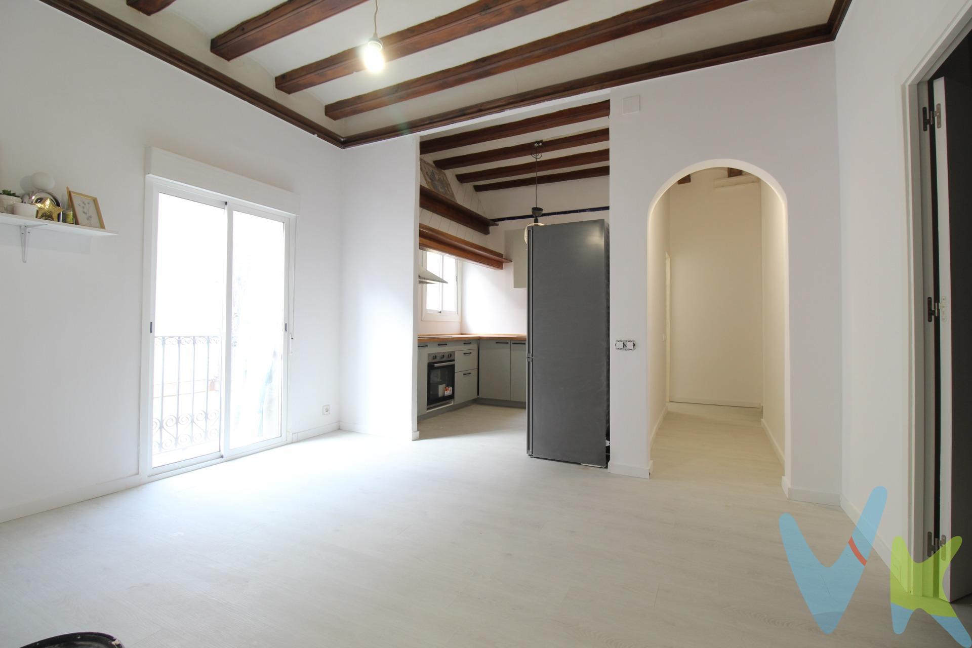 Piso reformado en venta junto a Las Ramblas y la Plaça Reial – Barcelona. Te presentamos este piso reformado, luminoso y con una ubicación privilegiada en pleno corazón de Barcelona, a un paso de Las Ramblas y la emblemática Plaça Reial. La vivienda dispone de 3 habitaciones, perfectas para familias, despacho o espacio adicional de almacenamiento. La cocina se ha abierto al comedor para que sea mas práctica y funcional. Ademas cuenta con 2 baños completos, lo que aporta comodidad en el día a día. Con 90 m² construidos, el piso ofrece espacios amplios y bien distribuidos. Además, el edificio dispone de ascensor, un valor añadido imprescindible en esta zona tan histórica. Una oportunidad única para vivir o invertir en uno de los entornos más vibrantes y con mayor demanda de Barcelona, rodeado de comercios, oferta cultural, transporte y toda la esencia del centro de la ciudad.