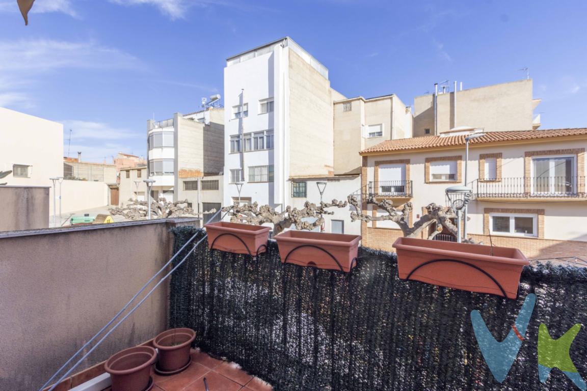 Casa de 4 habitaciones con garaje y trastero en Sant Joan de MoróSi está buscando una vivienda donde disfrutar del espacio y la comodidad, esta casa en Sant Joan de Moró puede ser justo lo que necesita.Construida en 2002, la vivienda dispone de 95 m² construidos (85 m² útiles) distribuidos de forma práctica para sacar el máximo partido a cada estancia. Cuenta con cuatro habitaciones, ofreciendo espacio suficiente para toda la familia o para adaptar una de ellas como despacho, zona de estudio o cuarto de invitados.La cocina, amplia y funcional, se convierte en un lugar ideal para el día a día y para compartir momentos en compañía. Además, la distribución de la vivienda favorece la entrada de luz natural, creando estancias agradables y luminosas.Entre sus comodidades destaca el garaje privado, que le permitirá aparcar con total tranquilidad, así como un trastero, un espacio extra siempre útil para guardar bicicletas, herramientas, equipamiento deportivo o cualquier otro objeto que desee tener organizado.La vivienda se encuentra en Sant Joan de Moró, una población que ofrece un entorno agradable con todos los servicios necesarios para el día a día. Su cercanía a centros educativos, supermercados y zonas verdes la convierte en una excelente opción para quienes buscan comodidad sin renunciar a una buena ubicación.Por sus características, distribución y equipamiento, esta vivienda representa una magnífica oportunidad tanto para familias como para quienes desean adquirir una casa práctica y confortable.Llámenos y venga a visitarla. Estaremos encantados de enseñársela.El precio no incluye los honorarios de la agencia inmobiliaria, los impuestos correspondientes (IVA o ITP, según proceda) ni los gastos derivados de la compraventa (notaría, registro y gestoría).