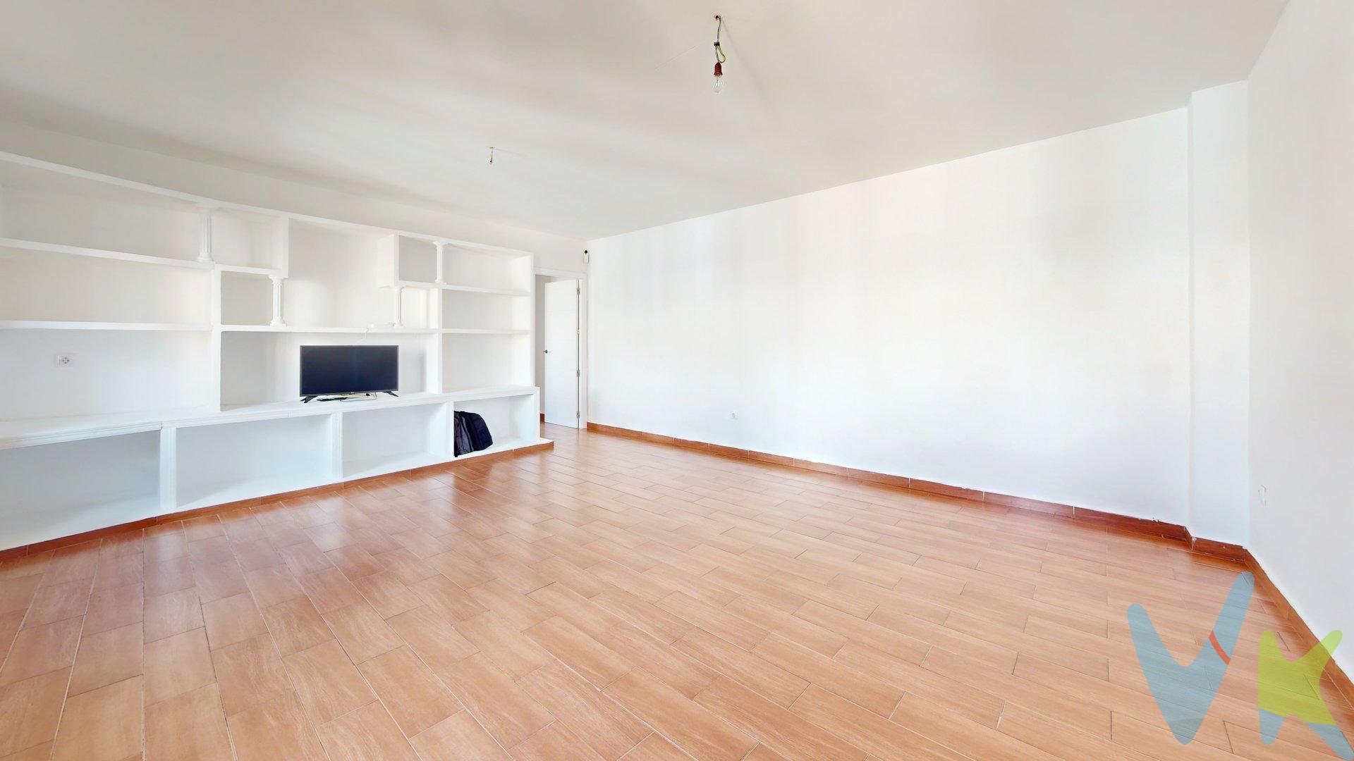 Magnífica vivienda en Ciudad Jardín, ideal para inversión. Se vende estupenda vivienda exterior situada en una de las zonas más demandadas de Ciudad Jardín. Originalmente distribuida en tres dormitorios, actualmente dispone de dos amplias habitaciones, ofreciendo mayor comodidad y amplitud en sus estancias. La vivienda cuenta con cocina independiente y un baño reformado con placa de ducha. Se encuentra en una tercera planta sin ascensor y ha sido reformada, por lo que está lista para entrar a vivir o comenzar a rentabilizarla desde el primer día. Por su ubicación cercana a la estacion de tren y todo tipo de servicios, representa una excelente oportunidad para inversores que deseen obtener una alta rentabilidad mediante el alquiler para estudiantes. No deje pasar esta oportunidad. Para más información o concertar una visita, póngase en contacto con nosotros. Cláusula de Transparencia y Desglose de Gastos (Ley 10/2025). en cumplimiento de las obligaciones de información previstas en la Ley 10/2025, de 28 de diciembre, de servicios de atención a la clientela y transparencia, así como en la normativa sectorial vigente, el precio indicado no incluye los gastos e impuestos inherentes a la adquisición, los cuales se desglosan estimados o con posibilidad de calcularlos a continuación; los gastos más ajustados serán dados en el D.I.A. en la visita a inmuebles, o antes. *Gastos de Notaría: La Minuta se calculará según al arancel notarial oficial: Anexo I, del Real Decreto 1426/1989, de 17 de noviembre. Enlace: https://notariared.com/calculadora-gastos-compra-vivienda/. *Gastos de Registro de la Propiedad: La inscripción se facturará según el arancel oficial: ANEXO I, del Real Decreto 1427/1989, de 17 de noviembre. Igual enlace anterior . *Gastos de Gestión (Gestoría): Los honorarios por la tramitación administrativa, liquidación de impuestos e inscripción registral ascienden de forma estimativa a [363 € aprox.] (IVA incluido), aunque depende de cada caso, y su dificultad. *Honorarios Agencia del Vendedor: incluidos en el PVP. *Honorarios Agencia del comprador: La agencia prestará los servicios de información, asesoramiento y acompañamiento previstos en el Encargo de Servicios y en el D.I.A. Si solicita servicios adicionales o personalizados, sus honorarios serán informados previamente, de forma individualizada y por escrito, conforme a la libertad de pactos y a la normativa vigente. siendo el conste ara este inmueble de 3.500 € mas el 21 % de IVA. *Si necesita Financiación, su banco le informará. *Impuesto sobre Transmisiones Patrimoniales (ITP): Se aplicará el tipo impositivo vigente en Andalucía (generalmente el 7%, sin perjuicio de tipos reducidos del 6%. 3,5%,  etc,  aplicables según las circunstancias personales del comprador o las características del inmueble). El impuesto se devenga sobre el superior entre: 1.- Valor de Referencia de Catastro; y  2.- Precio de venta. Puede calcular su situación personal en el portal oficial de la A.T. de Andalucia. enlace: https://www.juntadeandalucia.es/organismos/economiahaciendayfondoseuropeos/areas/tributos-juego/tributos/paginas/impuestos-cedidos-transmisiones.html; . 