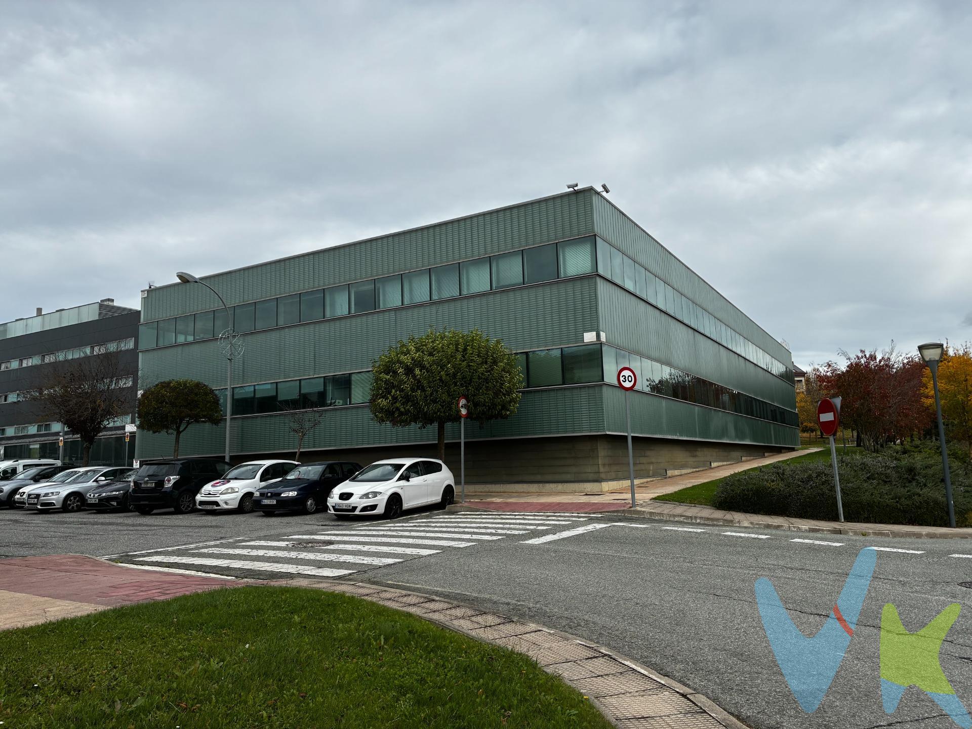 Se vende plaza de garaje amplia y de fácil acceso en Zizur Mayor, junto al Hotel Exe y próxima a todos los servicios: supermercados, colegios, farmacias, zonas verdes y paradas de autobús. La plaza tiene una superficie útil de 13,27 m², con espacio suficiente para coche grande y maniobra cómoda gracias a su buena distribución y amplios pasillos de circulación. El acceso se realiza mediante puerta automática con mando a distancia. Ubicación excelente, en un edificio moderno y bien cuidado, con buena iluminación y mantenimiento. Ideal tanto para uso propio como para inversión, dada la alta demanda de plazas de aparcamiento en la zona. (Datos meramente informativos sin valor contractual. El PVP indicado no incluye impuestos ni gastos de transmisión). 