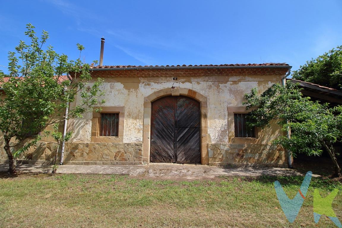 Se presenta una propiedad única en la zona de Cabueñes (Gijón), destacada por su amplitud, privacidad y valor natural. La finca cuenta con unos 9.000 m² de terreno totalmente llano, rodeado de abundante vegetación y 19 robles centenarios protegidos, además de otras especies como nogales, avellanos, higueras o cerezos.En la parcela se ubican una vivienda, un llagar y una panera que datan de 1869, lo que aporta un gran carácter tradicional y múltiples posibilidades de rehabilitación.El inmueble permite una reforma de hasta 600 m² en dos alturas, aprovechando el bajo cubierta actual. Asimismo, existe la opción de nueva edificación de hasta 300 m².Dispone de todos los servicios a pie de finca (luz, agua y saneamiento) y no tiene edificaciones cercanas, garantizando privacidad y tranquilidad.Ubicada en una de las zonas más valoradas de Gijón, combina la cercanía a playas y servicios con un entorno natural privilegiado, siendo ideal tanto como vivienda habitual como segunda residencia.Gastos e impuestos no incluidos en el precio. A título orientativo, en segundas transmisiones, el comprador abonará el Impuesto sobre Transmisiones Patrimoniales (ITP). Para consultar los porcentajes del ITP en Asturias puede hacerlo a través de la web oficial de servicios tributarios del Principado de Asturias https://sede.tributasenasturias.es/sites/sede/default/es_ES/Que-quieres-hacer/Transmisiones-Patrimoniales-y-AJD. La base imponible será el mayor valor entre precio de compraventa, tasación o valor de referencia catastral. Gastos de notaría y registro según aranceles variables según precio, número de copias y complejidad.  El comprador escoge libremente notario. El vendedor asume la plusvalía y el resto de gastos son del comprador. Si se precisa hipoteca: Tasación, condiciones y costes bancarios según entidad elegida por el comprador; así como los gastos de gestoría y cualesquiera otros inherentes a la formalización de la compraventa. De acuerdo con la ley, no se incluyen en el precio otros gastos o tributos que legalmente correspondan al comprador. Honorarios de intermediación inmobiliaria a cargo del vendedor. El consumidor tiene derecho, conforme a la normativa vigente, a disponer de información y documentación adicional relativa al inmueble y condiciones de la compraventa, accesible en la sede física o mediante correo electrónico de la Agencia cuyos datos de contacto aparecen en la página web. La agencia actúa exclusivamente como intermediaria en la operación. Cualquier compraventa y sus condiciones quedan sujetas en todo caso a la aceptación expresa del vendedor del inmueble y a la posterior formalización del correspondiente contrato. El presente anuncio tiene carácter meramente informativo; la información suministrada se corresponde con la disponible a la fecha de publicación, pudiendo variar en función de las circunstancias o actualizaciones legales, contractuales y fiscales.