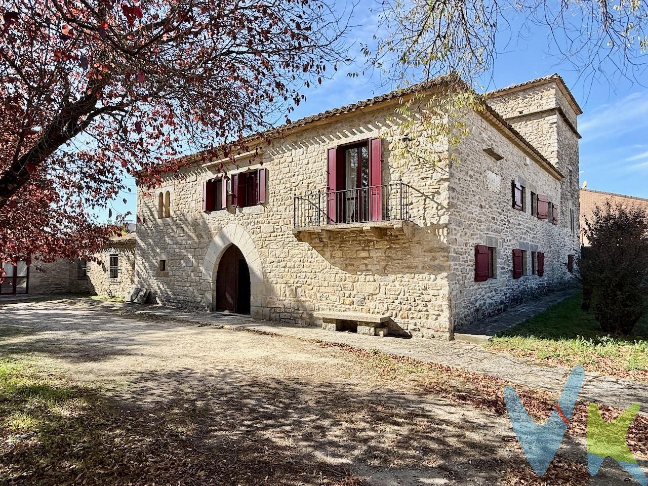 Situada en el área metropolitana de Pamplona, a unos 5 km al suroeste de la capital, se ubica esta histórica Casa de la Torre.  . El Casco Antiguo de Zizur Mayor, es una zona residencial de la comarca, muy cercana a la Universidad de Navarra, a la clínica Universitaria y a los Hospitales. Es un enclave estratégico, a escasos pasos del Camino de Santiago y con salida directa hacía las autovías de Logroño, Zaragoza y San Sebastián. Esta antigua casa señorial es una casa de piedra con una parte del siglo XVIII (torre) y otra parte más moderna del siglo XX. Su robusta estructura de piedra y madera, sus suelos originales de gres, madera y piedra hacen de esta casa un lugar único e inigualable. El edificio esta construido sobre una parcela de 2437 m2, de los cuales unos 2100  m2 conforman el conjunto de zonas ajardinas, rincones con encanto y su piscina privada. Además cuenta con un garaje de 42 m2 que puede ser utilizado para guardar los coches o cualquier otro uso que le quieras dar. La propiedad, con una superficie total de 602 m2, se distribuye en tres plantas, llenas de encanto y funcionalidad. En la planta baja, un amplio recibidor da la bienvenida con suelos de piedra de río y vigas de madera que reflejan la solidez y la historia de la casa. Nos encontramos con una sala de recepción con chimenea y su salida al jardín, 3 dormitorios, 2 baños, una cocina-comedor, una sala de lectura, un despacho o zona de almacén,  una sala de invierno acristalada, y la sala de calderas (calefacción de gasoil). La planta primera, cuenta con un espléndido salón, bañado por luz natural, con salida a un balcón y a una encantadora terraza acristalada que proporcionara deliciosos momentos de relax, tanto para desayunar, leer o disfrutar de tertulias en familia o con amigos. Cuenta también con una hermosa sala-comedor, una acogedora cocina-comedor, otra cocina grande, 2 aseos, un baño y un dormitorio  que completan esa planta. De esa planta accedemos a la torre con sus dos elegantes dormitorios con baños en suite, en 2 plantas. Esta casa tiene una versatilidad que es perfecta para uso particular, para un precioso hotel-boutique, o para dividir en varias viviendas y compartirla entre varias familias. El exterior de la propiedad no se queda atrás, con una amplia zona arbolada, una piscina privada, y los encantadores rincones de la zona suroeste de la casa, desde donde se sale directamente de las 2 salas de la planta baja. Vivir en la Casa de la Torre no solo significa adquirir una propiedad de valor histórico, sino también disfrutar de un estilo de vida único que ofrece este rincón de la Comarca de Pamplona. Una oportunidad excepcional para quienes buscan un hogar con carácter, historia y un entorno privilegiado. Datos meramente informativos, sin valor contractual. Impuestos y gastos de transmisión no incluidos. 
