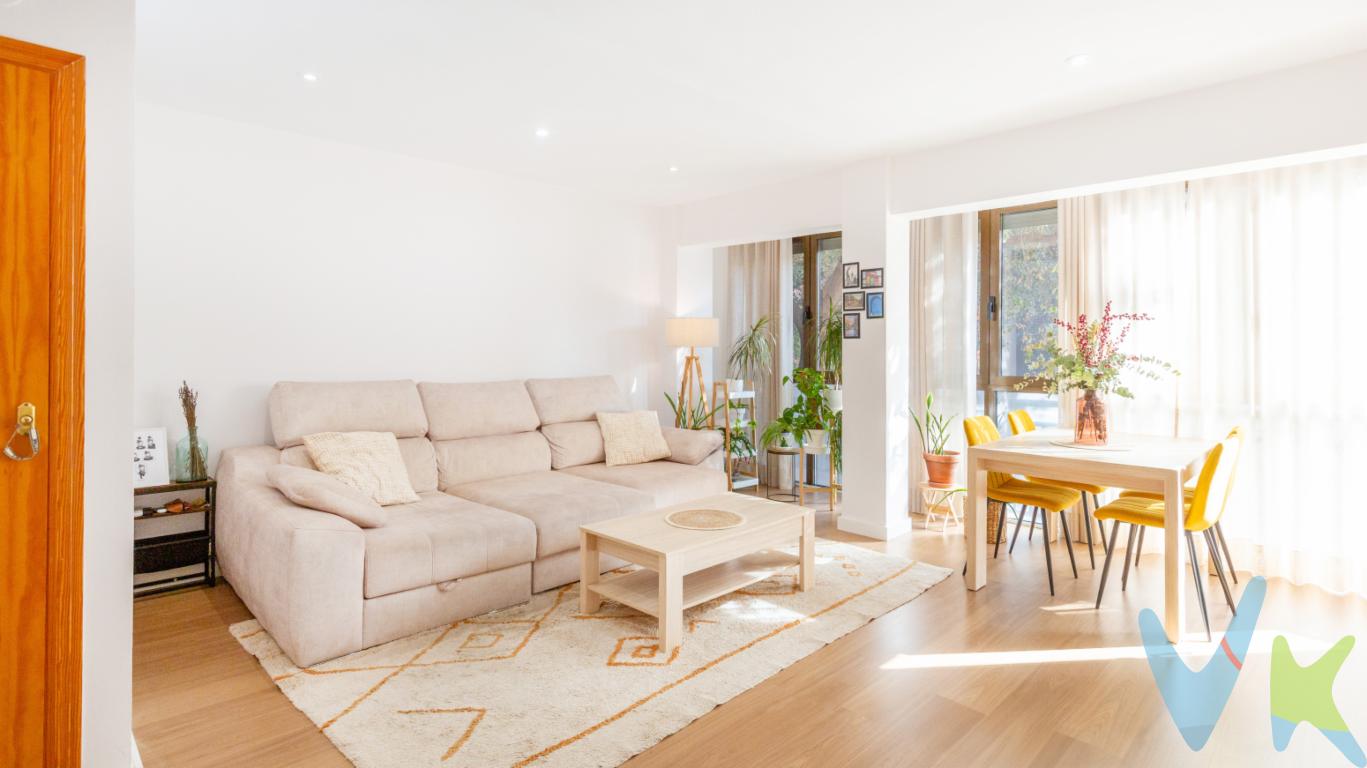 Se presenta una oportunidad única de adquirir un magnífico piso ubicado en la cotizada zona de La Saidia - Trinitat, en el encantador entorno de Valencia. Este inmueble, disponible para la venta, es una propiedad que combina comodidad y practicidad, ofreciendo a sus futuros propietarios un hogar extraordinario en una de las áreas más demandadas de la ciudad.Con un total de 94 metros construidos y 82 metros útiles, esta vivienda se sitúa en la primera planta de un edificio sólido construido en 1966 que mantiene todo el encanto de su época. Su distribución es excelente, destacando por sus cuatro habitaciones que brindan el espacio perfecto para familias o para aquellos que necesiten espacio adicional para un despacho o estudio.El piso está estructurado para maximizar el aprovechamiento del espacio, con un salón iluminado y espacioso que se convierte en el corazón del hogar. Sus ventanales permiten la entrada de luz natural durante todo el día, creando un ambiente cálido y acogedor. Uno de los atractivos principales de este inmueble es su amplio balcón, donde podrá disfrutar de un café al aire libre o simplemente relajarse al final del día.En términos de ubicación, esta propiedad es excepcionalmente conveniente. Su proximidad a paradas de metro y líneas de autobús asegura una óptima conexión con el resto de la ciudad, facilitando sus desplazamientos diarios y permitiéndole disfrutar de todo lo que Valencia tiene para ofrecer sin complicaciones.La cocina, con un diseño funcional y suficiente espacio de almacenamiento, representa el lugar ideal para preparar deliciosas comidas en familia o para recibir a amigos en ocasiones especiales. Los acabados de calidad y el diseño práctico le permitirán personalizar este espacio según sus preferencias.Cada una de las habitaciones ofrece amplitud y versatilidad, pudiendo adaptarlas tanto como dormitorios como en otros usos que se deseen. El cuarto de baño completo está equipado con todo lo necesario para garantizar su comodidad, completando así esta oferta inigualable.Vivir en este barrio significa tener a su alcance una variada oferta de servicios, desde supermercados y tiendas locales hasta restaurantes y centros de ocio. La zona de La Saidia - Trinitat es conocida por su ambiente tranquilo y familiar, lo que la convierte en el lugar perfecto para establecerse.La oportunidad de poseer un piso con estas características en un área tan solicitada es excepcional. Este inmueble es ideal para aquellos que buscan una vivienda bien conectada, espaciosa y con la encantadora esencia del Valencia más auténtico.Animamos a los interesados a concertar una visita para que puedan experimentar por sí mismos todo lo que este hogar tiene para ofrecer. Su futuro hogar le espera con las puertas abiertas, listo para brindarle la calidad de vida que ha estado buscando. No pierda esta magnífica oportunidad en el corazón de Valencia._____________________ La comercialización del presente inmueble se realiza en régimen de exclusiva, garantizando a la propiedad una gestión profesional, coordinada y sin interferencias externas. Trabajamos bajo el modelo de exclusiva compartida, colaborando activamente con otras agencias y profesionales que representen a posibles compradores o arrendatarios, con el objetivo de maximizar la difusión y las oportunidades de cierre.Por respeto a la propiedad y a sus ocupantes, se ruega no molestar directamente a propietarios o inquilinos. Para cualquier información adicional, concertar visita o plantear colaboración profesional, deberán dirigirse exclusivamente a nuestra oficina.La información contenida en este anuncio (incluyendo superficies, distribución, características, imágenes, planos y precios) tiene carácter meramente informativo y orientativo, no contractual, pudiendo estar sujeta a modificaciones, errores u omisiones sin previo aviso. Las superficies indicadas son aproximadas y no tienen carácter vinculante.El precio publicado no incluye impuestos ni gastos derivados de la operación (ITP, IVA, AJD, notaría, registro, gestoría u otros que legalmente correspondan).En caso de compraventa, los honorarios de intermediación inmobiliaria no están incluidos en el precio y serán satisfechos por la parte compradora de forma independiente, salvo pacto distinto.En caso de arrendamiento, la renta indicada no incluye suministros ni otros gastos repercutibles salvo indicación expresa en el anuncio. Las condiciones económicas y jurídicas definitivas se establecerán en el correspondiente contrato conforme a la normativa vigente. Los honorarios profesionales se aplicarán conforme a la legislación en vigor en el momento de la formalización del contrato.La propiedad podrá ser retirada del mercado o modificada en sus condiciones sin previo aviso, estando la oferta sujeta a disponibilidad. 