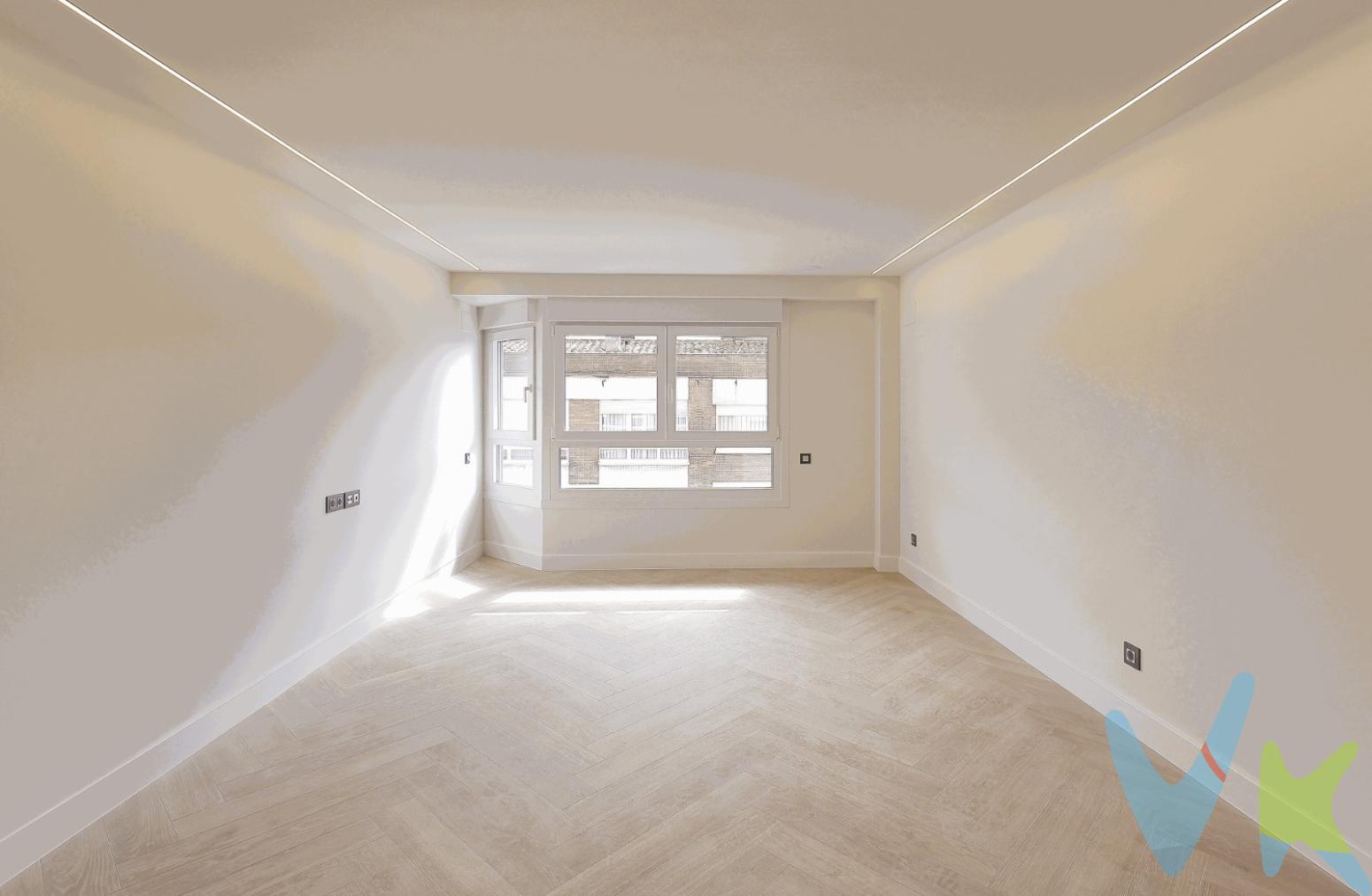 Avenida de la Costa 87 de Gijón. Visitas inmediatas a Piso en venta de cuatro dormitorios y dos baños. Vivienda Exclusiva en venta, cuatro dormitorios, sexta y última planta.  Trastero incluido en el precio. Garaje opcional. En el Corazón de Gijón: Diseño, Confort y Rentabilidad. Con un diseño moderno, materiales de alta calidad y la última tecnología en eficiencia energética, estas viviendas te ofrecen el máximo confort y una oportunidad de inversión segura.Ubicación PrivilegiadaSituadas en una de las zonas más codiciadas de Gijón, disfrutarás de la comodidad de tener, a muy pocos minutos caminando, la Playa de San Lorenzo, la Plaza de San Miguel o la calle Uría, con supermercados, farmacias y comercios a tu alcance. Además, dispones de plazas de garaje opcionales en el mismo edificio, para un día a día sin preocupaciones.Espacios Amplios y LuminososEsta vivienda ha sido diseñada para maximizar la luz natural, la eficiencia térmica y acústica, y la comodidad sin barreras arquitectónicas. ·                      Vivienda C (122 m2útiles y 151 m² construidos): La opción más amplia, ideal para familias o quienes buscan mayor espacio. Dispone de hall de entrada con armario empotrado, gran salón-comedor con cocina integrada, cuarto de lavandería, cuatro dormitorios con armarios empotrados, el principal con vestidor independiente y baño en suite.Acabados de Alta Gama·                     Carpintería exterior: Ventanas con doble acristalamiento CLIMALIT y persianas motorizadas.·                     Cocinas y mesetas de diseño.·                     Armarios con puertas lacadas en blanco en todas las habitaciones.·                     Amplios Baños: Muebles con espejos iluminados, grifería de alta calidad y platos de ducha enrasados y antideslizantes, con mampara.·                     Suelos premium: Madera noble y porcelánicos de gran formato.Tecnología y Eficiencia EnergéticaEstas viviendas cuentan con calificación energética A y tecnología de última generación:·                     Aerotermia para calefacción, refrigeración y agua caliente, con hasta un 90% de ahorro energético.·                     Paneles radiantes Sunthaldress para una climatización natural y sin corrientes de aire.·                     Sistema de ventilación con recuperación de calor, asegurando aire limpio y una temperatura estable todo el año.·                     Iluminación LED y domótica, con control inteligente de luces, persianas y temperatura.Accesibilidad y Valor AñadidoEl edificio contará con un nuevo ascensor y puerta automática en el portal, cumpliendo con la normativa de accesibilidad y sin coste adicional para los compradores.Una Inversión Segura en una Ciudad en Pleno CrecimientoGijón es una de las ciudades más dinámicas del norte de España, con alta demanda inmobiliaria y un turismo en auge. Ya sea para vivir o invertir, estas viviendas garantizan una alta rentabilidad y revalorización. 