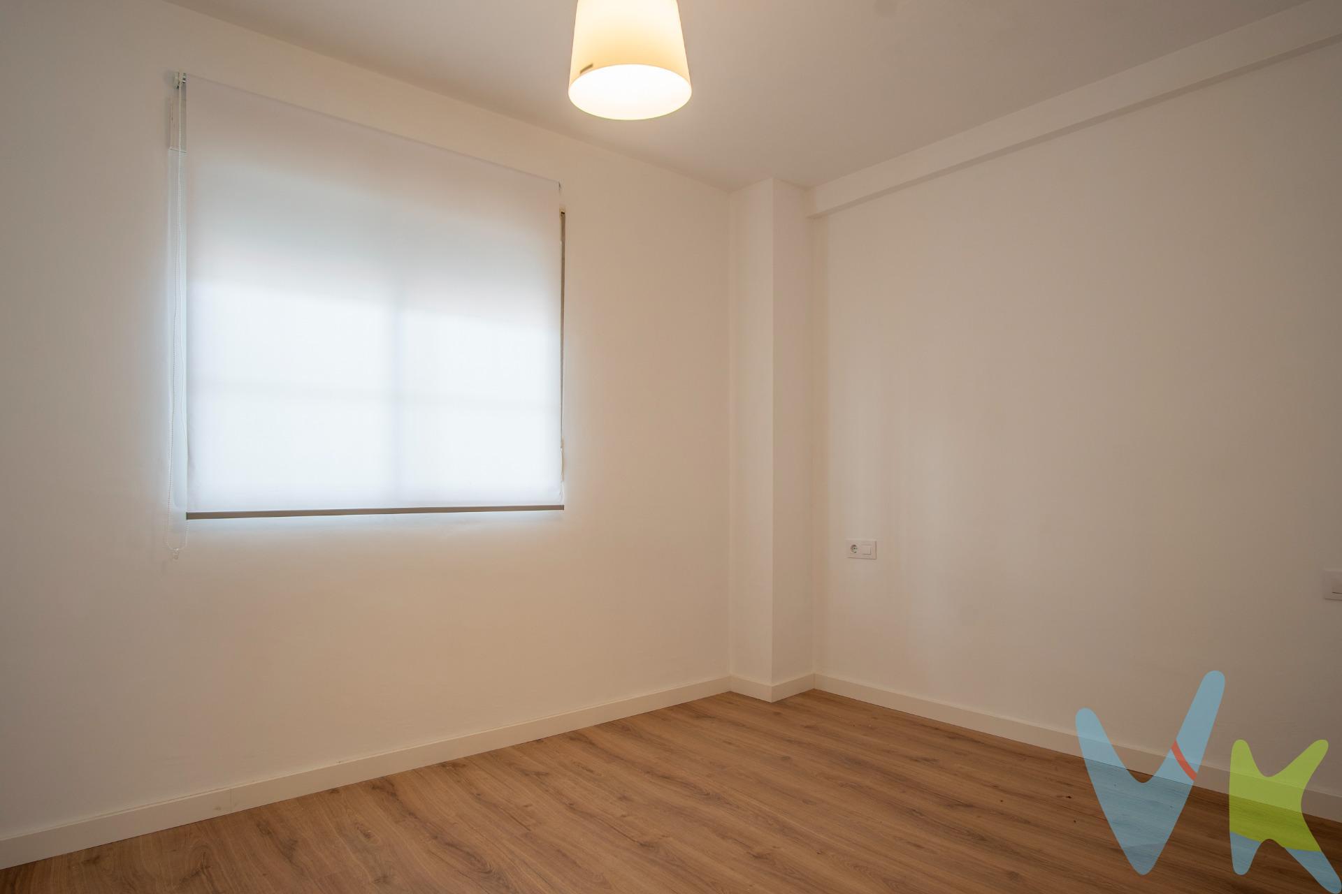 Descubre esta magnífica vivienda situada en una de las zonas más demandadas y mejor cotizadas de San Fernando, privilegiada por su cercanía al centro y por su excelente conexión con las principales salidas de la ciudad hacia otras direcciones. Una ubicación que combina comodidad, calidad de vida y una inversión segura. La vivienda cuenta con tres habitaciones, todas ellas muy luminosas, un baño y una cocina funcional con lavadero independiente que aporta comodidad al día a día. Además, dispone de una acogedora terraza acristalada, perfecta para disfrutarla durante todo el año como zona de descanso, despacho o rincón especial para desconectar. Semireformada hace muy poco tiempo, la propiedad presenta un estilo actual y cuidado, con materiales de calidad y una distribución pensada para aprovechar al máximo cada espacio. Sus armarios empotrados aportan orden y practicidad, mientras que la luz natural inunda cada estancia, creando un ambiente cálido y agradable. La vivienda dispone de una plaza de garaje opcional situada en el mismo edificio, con aproximadamente 12 m². El precio de la plaza es de 25.000 € y no está incluida en el precio de venta de la vivienda. 📞 Si estás interesado o quieres verla, no dudes en ponerte en contacto. ¡Te esperamos!. Una vivienda lista para entrar a vivir, con encanto, ubicación estratégica y todas las comodidades que buscas. Una oportunidad única en una de las mejores zonas de la ciudad.