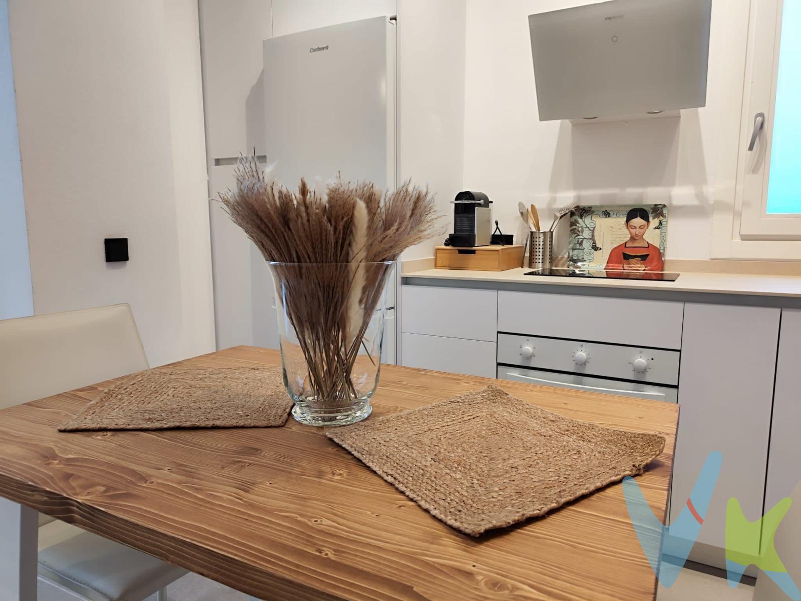 Este encantador apartamento, ubicado en una primera planta en el corazón de Cádiz, es una verdadera joya que combina a la perfección el diseño moderno con un ambiente cálido y acogedor. Su salón, con un concepto abierto que conecta con la cocina, crea un espacio diáfano ideal para disfrutar de momentos en familia o con amigos. La distribución está pensada para quienes valoran la funcionalidad sin renunciar al estilo. La habitación , destaca por sus detalles únicos, como las paredes de piedra que aportan un carácter rústico y elegante. Cada rincón ha sido cuidadosamente diseñado para ofrecer comodidad. Ubicado en pleno centro histórico de Cádiz, este apartamento es perfecto tanto para quienes buscan su primer hogar como para aquellos que desean una excelente inversión. Rodeado de todos los servicios y comodidades, ofrece la tranquilidad de vivir en un entorno vibrante y lleno de historia. El apartamento se vende  con la cocina completamente amueblada con electrodomésticos, nuevos y en garantía. La vivienda se encuentra en uno de los 8 puntos no inundables de la ciudad de Cádiz. El edificio cuenta con una preciosa azotea amueblada, el lugar perfecto para relajarse y disfrutar del sol en un ambiente privado y tranquilo. Imagina tardes de descanso con vistas al cielo y momentos inolvidables bajo el sol. Un espacio pensado para que cada día sientas el verdadero placer de estar en casa. 🌞. _________________________________________________________________________________________________________-__. Informamos a nuestros clientes de que los gastos de notaría, registro, gestoría, impuestos y los honorarios de la agencia no están incluidos en el precio. A su vez, disponemos del documento informativo abreviado de la propiedad (según decreto 218/2005, del 11 de octubre) y de seguro de caución, para la protección del dinero entregado como señal para la reserva de una vivienda. Por mandato expreso del propietario, comercializamos este inmueble en exclusiva, lo que le garantiza el acceso a toda la información, a un servicio de calidad, un trato fácil, sencillo y sin interferencias de terceros. Por este motivo, se ruega no molestar al propietario, a los ocupantes de la propiedad o a los vecinos. Muchas gracias por su comprensión. respondió Barrero pero por qué será no