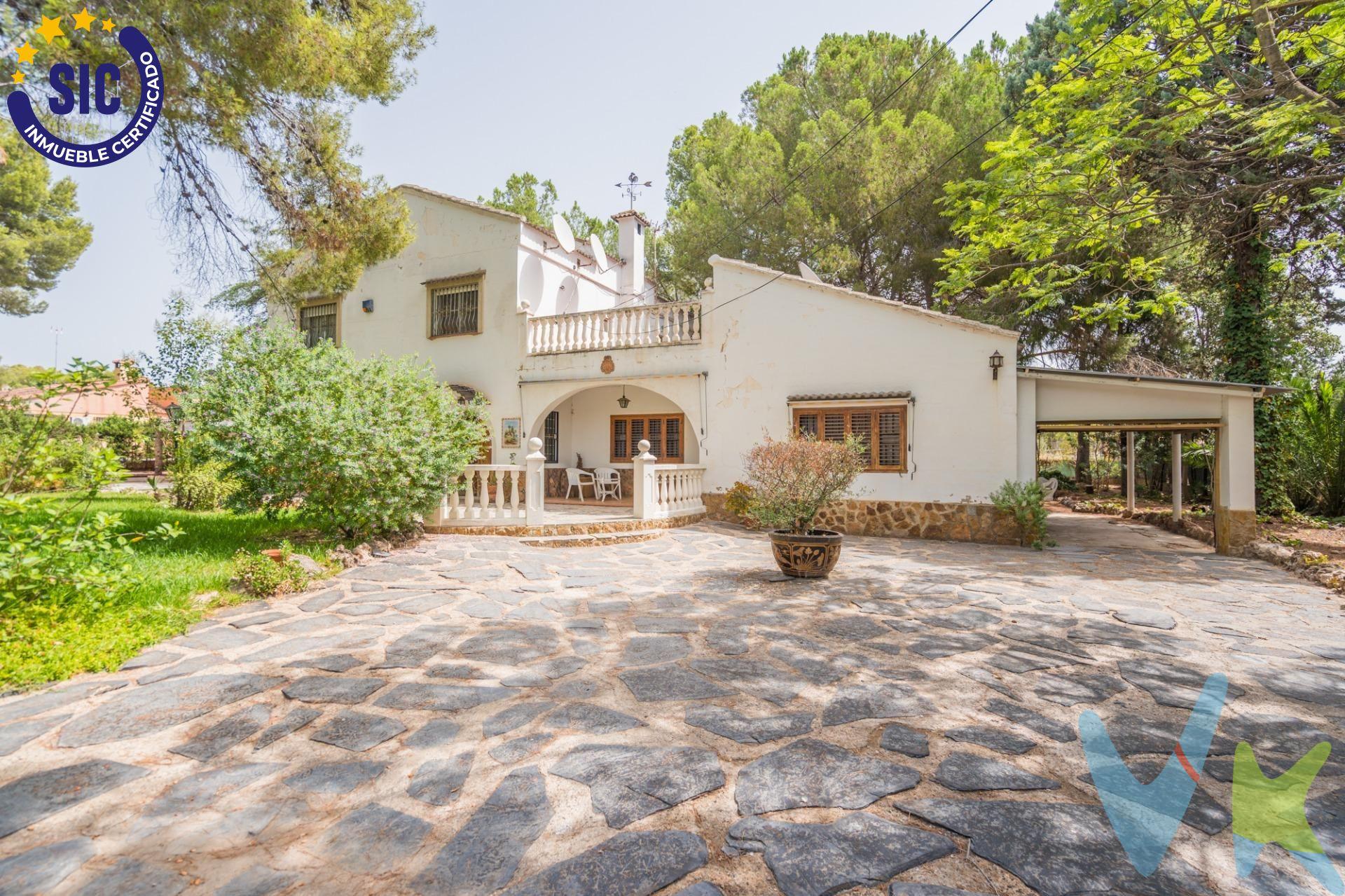 Trabajamos en exclusividad este maravilloso chalet independiente en la prestigiosa urbanización Torre de Portacoeli: exclusividad, naturaleza y una inversión con gran proyección de valor. Hay propiedades que no solo se compran, sino que transforman la forma de vivir y, al mismo tiempo, representan una oportunidad sólida de inversión. Este chalet independiente en la prestigiosa urbanización Torre de Portacoeli reúne ambos conceptos: calidad de vida, privacidad absoluta y un gran potencial de revalorización. Ubicado sobre una impresionante parcela de 1.807 m², este inmueble ofrece algo cada vez más escaso: espacio, tranquilidad y libertad. Rodeado de naturaleza y con una privacidad difícil de igualar, se convierte en el lugar ideal tanto para residencia habitual como para segunda vivienda o proyecto de inversión. La vivienda cuenta con 371 m² construidos, distribuidos en dos plantas con una estructura versátil que permite múltiples opciones de actualización y personalización según las necesidades del comprador. En la planta principal encontramos un amplio salón-comedor con gran luminosidad y múltiples posibilidades de diseño, una cocina independiente con salida directa al jardín, un aseo de cortesía y una agradable terraza de acceso que conecta de forma natural el interior con el exterior, potenciando la sensación de amplitud. La planta superior está destinada a la zona de descanso, compuesta por cuatro habitaciones y un baño completo. Además, dispone de una terraza con vistas despejadas al entorno natural, un espacio perfecto para desconectar y disfrutar de la tranquilidad que ofrece la Sierra Calderona. El exterior es uno de los grandes valores de esta propiedad. Un amplio jardín consolidado, piscina privada, zona de paellero, almacén auxiliar con múltiples usos y garaje cubierto conforman un entorno ideal para disfrutar al aire libre durante todo el año. Un espacio que se adapta tanto a la vida familiar como a reuniones sociales o proyectos de mayor envergadura. Desde el punto de vista inversor, uno de los elementos más destacados es la posibilidad de segregación de la parcela, lo que abre la puerta a diferentes estrategias de rentabilidad, ya sea mediante revalorización del activo o desarrollo de nuevas construcciones en una de las zonas más demandadas de la Sierra Calderona. La urbanización Torre de Portacoeli es una de las más consolidadas y valoradas de la zona, con vigilancia 24 horas, club social, instalaciones deportivas de uso privado para residentes (3 pistas de frontón, 4 pistas de tenis, 2 pistas de padel, 1 pista de futbito, ping pong,gran piscina comunitaria), supermercado y farmacia. Además, cuenta con una excelente conexión con Serra, Bétera, Olocau y la ciudad de Valencia, lo que refuerza su atractivo tanto para vivir todo el año como para inversión. En definitiva, una propiedad que combina espacio, ubicación, privacidad y potencial de crecimiento en un entorno natural privilegiado. Contacta con nosotros para más información y descubre todo lo que esta propiedad puede ofrecerte, tanto como hogar como inversión estratégica. -----------------------------------------------. Por mandato expreso del propietario, comercializamos este inmueble en exclusiva, lo que le garantiza acceso a toda la información y una gestión coordinada de la venta. Por este motivo, rogamos no molestar al propietario, a los ocupantes de la vivienda ni a los vecinos. Muchas gracias por su comprensión y colaboración. Si eres agente inmobiliario y tienes un cliente interesado en este inmueble, llámanos. Estaremos encantados de colaborar.