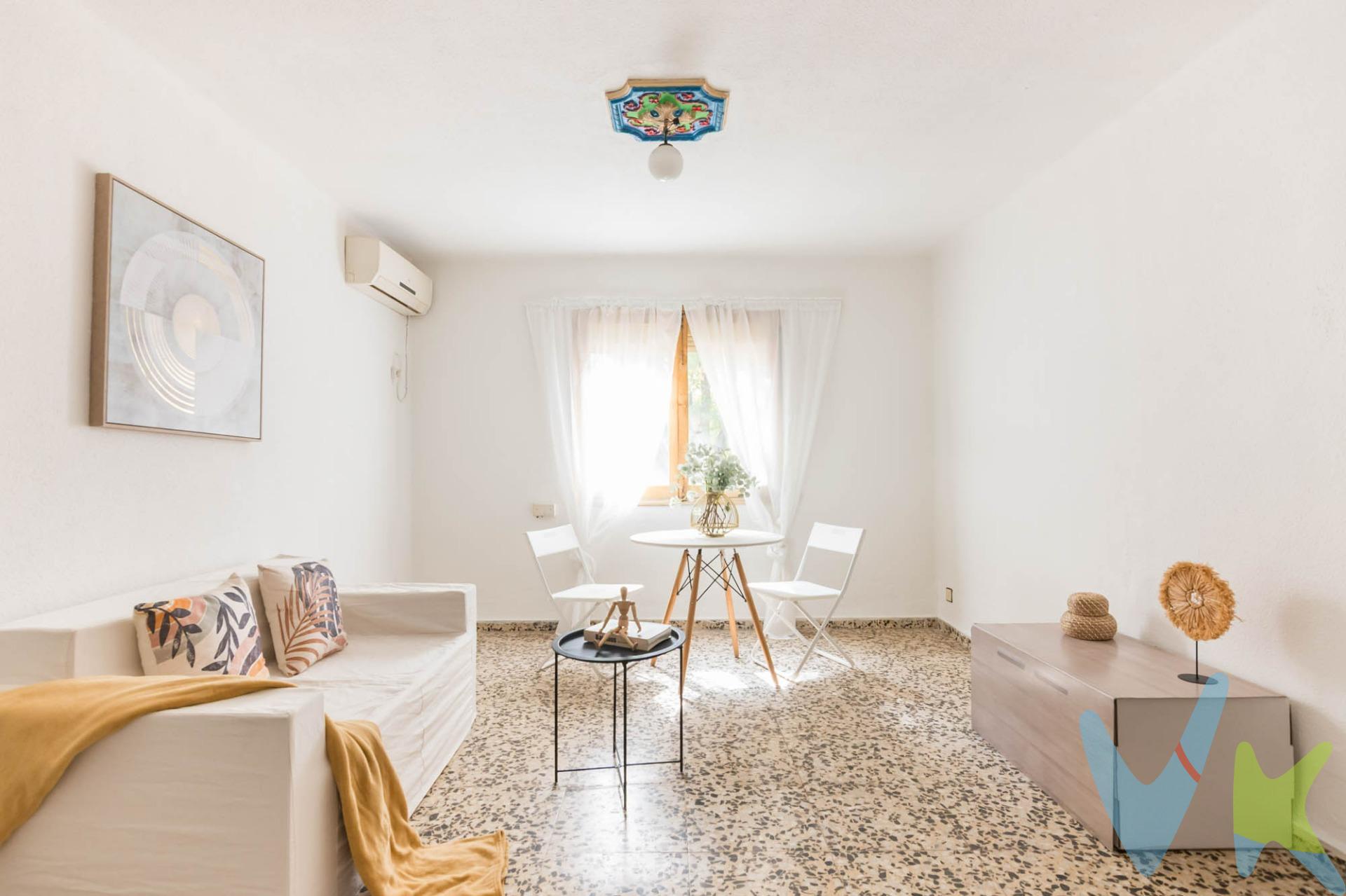 Crea el hogar que siempre has soñado en este piso para reformar que puede encajar en cualquier bolsillo. Encontrar una vivienda exterior, luminosa, bien situada y tranquila no es tarea fácil. Ubicado muy cerca de la Escuela Oficial de Idiomas y de la Opinión, comercializamos este piso con el mejor precio de la zona, que te permitirá vestir y adecuar su interior a tu gusto con menor esfuerzo, donde podrás invertir, dejar de tirar el dinero en alquileres, independizarte, o empezar una familia…tú decides. Tiene tres habitaciones, un luminoso salón, cocina equipada con electrodomésticos, baño completo y split de aire acondicionado. No dejes que te lo cuenten y compruébalo. Para terminar, te queremos comentar algo: ¡Descubre una aventura inmobiliaria que combina calidad, pasión y profesionalidad! La confianza que los propietarios han depositado en nosotros es un testimonio de nuestro compromiso en brindarte un servicio excepcional. Aquí viene el detalle especial: al contactarnos directamente, evitarás molestarlos, nosotros seremos tus intermediarios y te proporcionaremos toda la asistencia necesaria. Estamos aquí para facilitarte la documentación e información que requieras, y te prometemos un trato cálido y sin complicaciones. Te informaremos detalladamente de todos los aspectos, incluyendo gastos de la compra y honorarios de agencia que no están incluidos en el precio, para garantizar tu comodidad y tranquilidad durante todo el proceso. Esa es nuestra esencia, proporcionarte #Calma: “Estado ideal de tranquilidad que tendrás al comprar tu casa con nosotros”. Queremos que sepas que tanto la descripción del inmueble como las imágenes que ves son valiosas referencias informativas, en ningún caso tienen carácter contractual. Asimismo, el precio ha sido designado por la propiedad por lo que podría sufrir variaciones y no sería vinculante hasta que se formalice en contrato de compraventa. * ¡Oye, agente inmobiliario! Si estás leyendo este texto y te gusta, te desafiamos a ser creativo y sorprendernos con una adaptación original. ¡Nada de copiar y pegar, queremos ver tu ingenio en acción! Así que prepárate para darle un toque único y cautivador a estas palabras. Estamos ansiosos por ver cómo le das vida a este mensaje con tu propia magia inmobiliaria. ¡Adelante, demuéstranos de qué eres capaz!. 