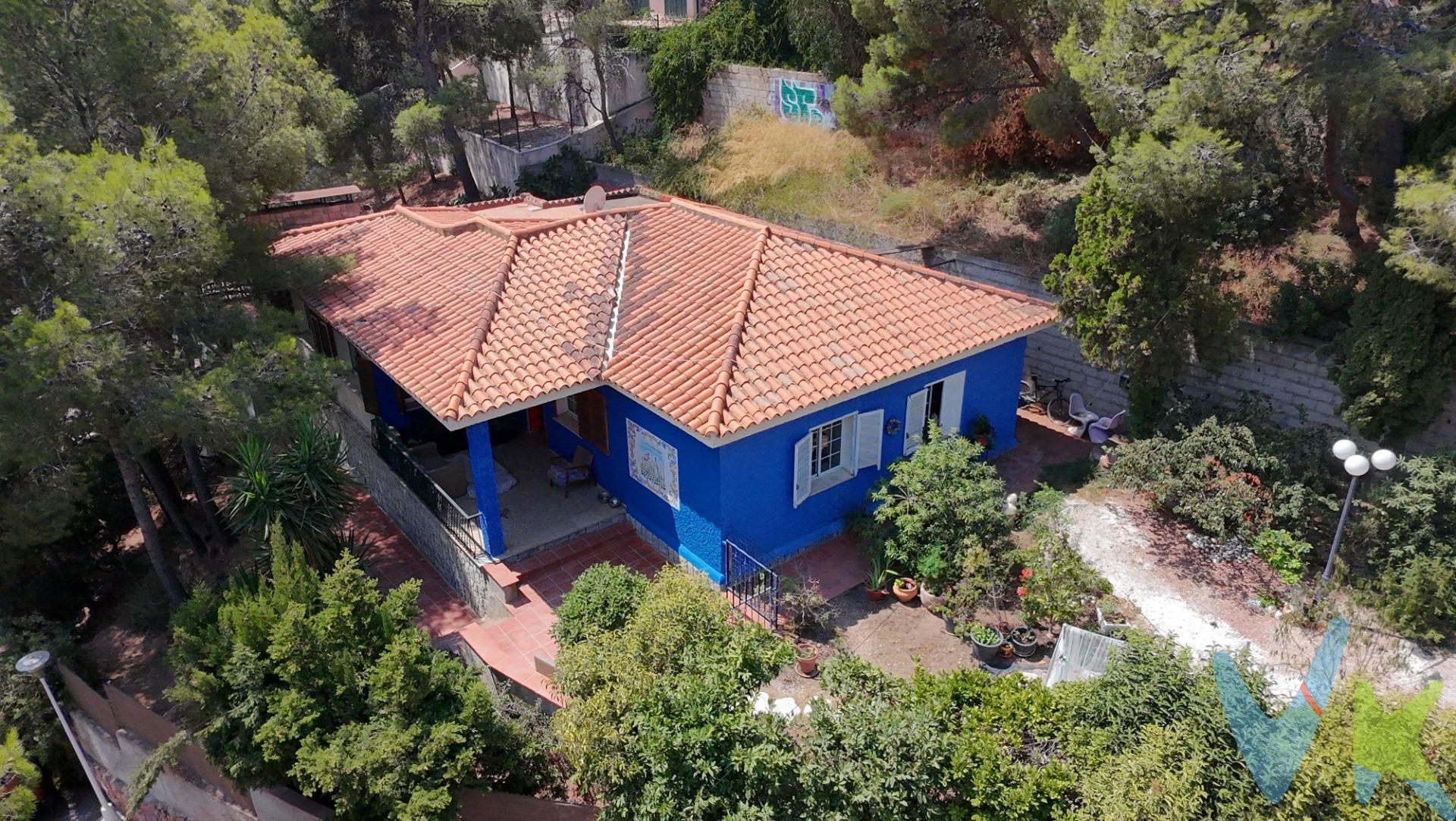 Al final de una tranquila calle de la exclusiva urbanización Monteamor–La Carrasca, rodeada por la naturaleza y con la Sierra Calderona como telón de fondo, encontrarás una vivienda diseñada para disfrutar de cada día con calma. Una parcela de 833 m2 y 197 m2 construidos, distribuidos cómodamente en una sola planta, convierten esta casa en un refugio donde el confort y la tranquilidad son los verdaderos protagonistas. La luz natural entra generosamente por los amplios ventanales de climalit e inunda cada estancia. Desde el salón, la mirada se pierde hacia el jardín, mientras la chimenea se convierte en el corazón de la vivienda durante el invierno. Cada espacio ha sido diseñado para mantener una conexión constante con el exterior y transmitir una agradable sensación de amplitud. Aquí el silencio tiene un sonido especial. El crepitar de la leña en la chimenea, el canto de los pájaros al amanecer y la tranquilidad de una urbanización sin tráfico convierten cada momento en un pequeño descanso del ritmo diario. En verano, el suave murmullo del agua de la piscina comunitaria acompaña las tardes de sol, mientras la naturaleza de la Calderona pone la banda sonora perfecta. Siente la calidez de la calefacción de gas durante los meses más fríos. Camina descalzo por la terraza en una tarde de verano. Relájate en un salón amplio donde cada rincón invita a desconectar. Incluso el sótano sorprende por su luminosidad y sus vistas, ofreciendo un espacio versátil que podrás adaptar a tu estilo de vida: gimnasio, despacho, sala de cine, zona de juegos o un estudio creativo. La vivienda dispone de cinco dormitorios (cuatro dobles y uno individual), ideales para familias numerosas o para quienes necesitan espacio para teletrabajar o recibir invitados. La cocina, completamente reformada y con zona office, invita a disfrutar de desayunos tranquilos y largas sobremesas. Además, cuenta con dos baños completos y garaje automático con capacidad para dos vehículos. Porque algunas casas simplemente se visitan.. y otras consiguen que, desde el primer instante, empieces a imaginar tu vida dentro de ellas. VENTA:. PVP 395.000€. Gastos e impuestos no incluidos en el precio. La compra conlleva impuestos y gastos de formalización para el comprador. A título orientativo se informa que en segundas transmisiones el ITP con carácter general en Valencia es del 9%, pudiendo existir otros tipos impositivos atendiendo a las circunstancias personales del comprador u otras circunstancias previstas legalmente. Base imponible del impuesto el mayor valor entre el precio de compraventa, la tasación o el valor de referencia catastral. En cuanto a los gastos de notaría y registro, en su caso, suelen oscilar aprox. entre 1,5% y 2,5% (aranceles variables según precio, n.º de copias y complejidad). El comprador elige notario. Si el comprador precisase de hipoteca: tasación, condiciones y costes bancarios serán según entidad elegida por el comprador, así como los gastos de gestoría, y cualesquiera otros gastos inherentes a la formalización de la compraventa que legalmente correspondan a la parte compradora, salvo pacto expreso en contrario con el vendedor. El consumidor tiene, conforme a la normativa vigente, a su disposición información y documentación adicional relativa al inmueble y condiciones de la compraventa, que podrá ser consultada en C/Joaquín Costa 4, bajo 46005 Valencia o urbe2@remax.es. Honorarios de mediación inmobiliaria a cargo del COMPRADOR: (3% del precio final de venta más IVA (21%), salvo otro pacto.); y de VENDEDOR (según acuerdo con el mismo). Se informa al consumidor que la agencia actúa como intermediaria inmobiliaria en la operación, estando cualquier eventual compraventa y sus condiciones sujeta a la aceptación expresa del propietario-vendedor y a la posterior formalización del correspondiente contrato.
