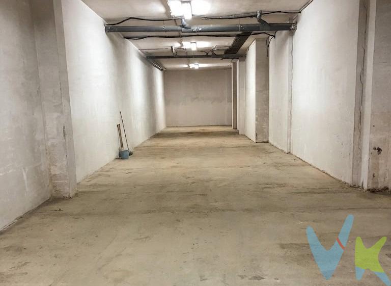Bajo diáfano de 180m² en Massanassa – Portón automático y excelente conectividad . ​¿Buscas el lugar perfecto para materializar tu proyecto, expandir tu empresa o asegurar una inversión con un gran potencial? Este bajo comercial de 180 m² totalmente diáfano es el lienzo en blanco que estabas esperando. Olvídate de reformas estructurales y diseña la distribución a tu medida, sin limitaciones. ​El local está listo para que entres a trabajar desde el primer día, ahorrándote tiempo y molestas gestiones administrativas. ​Lo que hace único a este local: Espacio 100% aprovechable: 180 m² construidos completamente diáfanos. ​Comodidad y logística: Doble acceso mediante puerta peatonal y un portón automático de gran tamaño, ideal para la entrada de vehículos y la carga/descarga de mercancías. ​Listo para arrancar: Suministros de luz y agua ya dados de alta. ¡Sin esperas ni papeleos!. ​Servicios incluidos: Dispone de un baño completo ya instalado. ​Ubicación estratégica: Situado en la C/ Alquería Soria 38, Massanassa, una zona tranquila con un acceso rodado impecable. Conexión rápida y directa con la V-31 y la CV-400, lo que te sitúa a un paso de Valencia y alrededores. ​¿Para quién es ideal? Es la inversión perfecta para montar un taller, almacén logístico, estudio creativo, oficina comercial o cualquier tipo de emprendimiento que requiera espacio y accesibilidad. Superficie: 180 m² construidos. ​Dirección: C/ Alquería Soria 38, Massanassa (Valencia). ​Tu próximo éxito profesional empieza aquí. Visitas sin compromiso. ¡Contáctame hoy mismo y ven a verlo!. ​. OPCIÓN ALQUILER: Impulsa tu actividad desde el primer día. Alquiler de bajo diáfano de 180m² en Massanassa – Con portón automático | 700€/mes. ​​Disponibilidad: Inmediata. ​No dejes pasar esta oportunidad en una de las zonas con mejor acceso de Massanassa. Disponible ya. ¡Llama o escribe ahora y agendas una visita!. VENTA:. PVP 109.999€. Gastos e impuestos no incluidos en el precio. La compra conlleva impuestos y gastos de formalización para el comprador. A título orientativo se informa que en segundas transmisiones el ITP con carácter general en Valencia es del 10%, pudiendo existir otros tipos impositivos atendiendo a las circunstancias personales del comprador u otras circunstancias previstas legalmente. Base imponible del impuesto el mayor valor entre el precio de compraventa, la tasación o el valor de referencia catastral. En cuanto a los gastos de notaría y registro, en su caso, suelen oscilar aprox. entre 1,5% y 2,5% (aranceles variables según precio, n.º de copias y complejidad). El comprador elige notario. Si el comprador precisase de hipoteca: tasación, condiciones y costes bancarios serán según entidad elegida por el comprador, así como los gastos de gestoría, y cualesquiera otros gastos inherentes a la formalización de la compraventa que legalmente correspondan a la parte compradora, salvo pacto expreso en contrario con el vendedor. El consumidor tiene, conforme a la normativa vigente, a su disposición información y documentación adicional relativa al inmueble y condiciones de la compraventa, que podrá ser consultada en C/Joaquín Costa 4, bajo 46005 Valencia o urbe2@remax.es. Honorarios de mediación inmobiliaria a cargo del COMPRADOR: (3% del precio final de venta más IVA (21%), salvo otro pacto.); y de VENDEDOR (según acuerdo con el mismo). Se informa al consumidor que la agencia actúa como intermediaria inmobiliaria en la operación, estando cualquier eventual compraventa y sus condiciones sujeta a la aceptación expresa del propietario-vendedor y a la posterior formalización del correspondiente contrato.