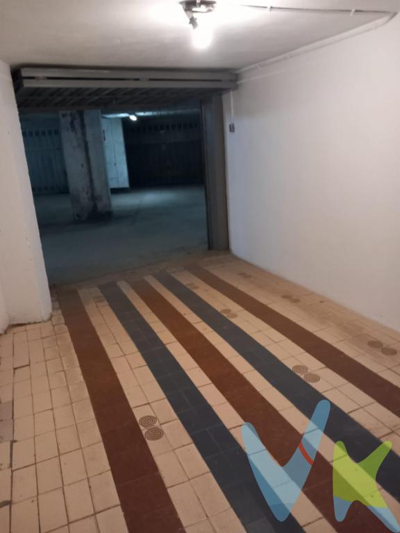 Se trata de una plaza de garaje cerrada dentro de un garaje que está situado en la zona de Mies de Vega, al principio del barrio Covadonga.  La plaza tiene 16 m2 construidos y tiene una altura mínima de 1.93 m2.  ¡Concierta tu visita!