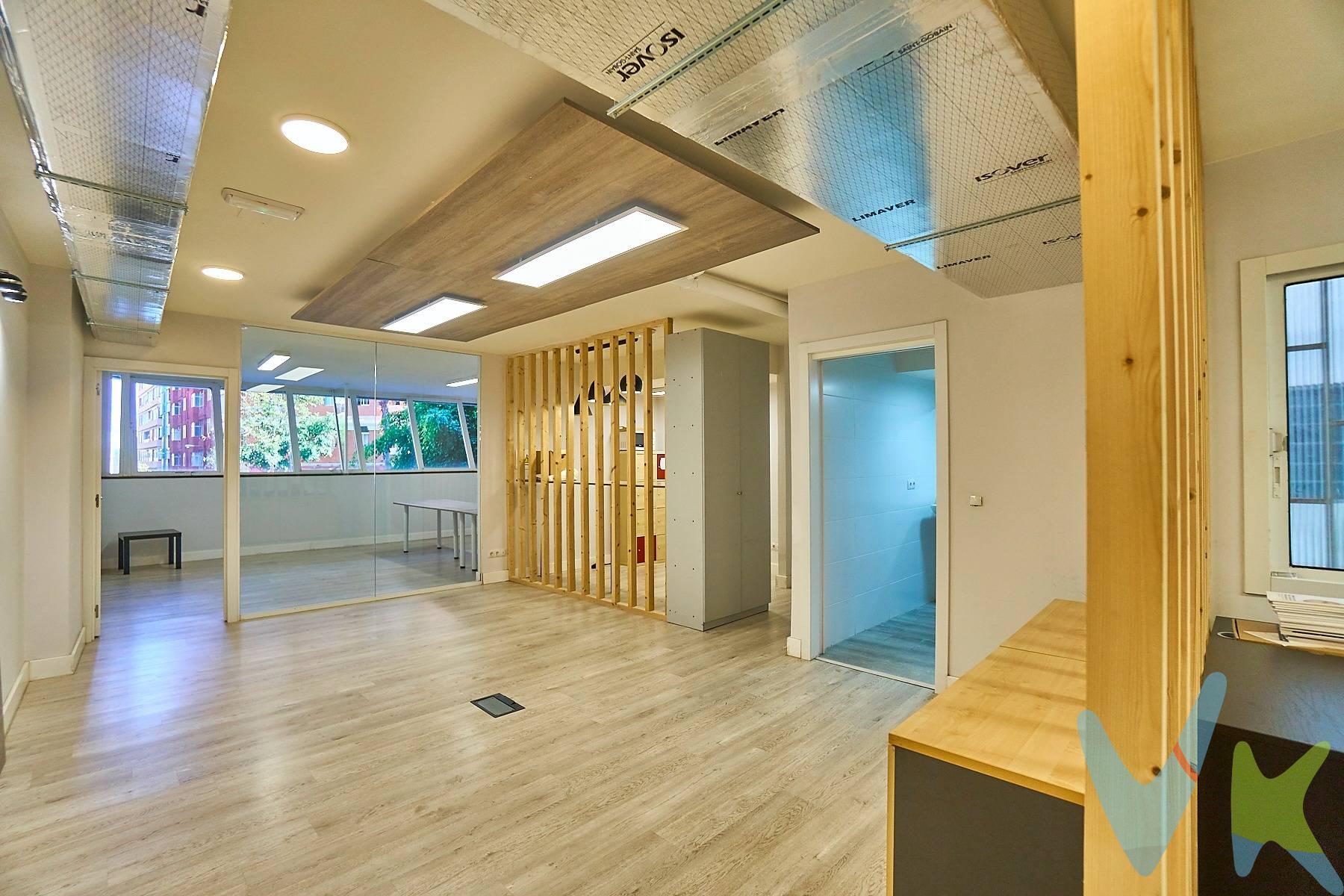 Le ofrecemos esta magnífica oficina  reformada, situada en una de las mejores zonas comerciales de la ciudad y de alta densidad de población, Mesa y López, muy céntrica y bien comunicada, le permitirá establecer su sede de empresa, perfecta para una asesoría, gestoría, centro de estudios, despacho técnico, etc. Con zonas de aparcamiento azules y verdes cercanas y el parking de la Plaza de la Victoria, sus clientes no tendrán problemas en acceder. Tiene dos entradas, una por C/Mesa y López que dispone de ascensor y montasillas para acceso hasta la oficina, y otra entrada por C/ Jesus Ferrer Jimeno que está a nivel de calle. Hay un conserje en la entrada que ayudará a los clientes a dirigirse a su oficina. Se trata de una oficina de 218m2 construidos compuesta de dos fincas registrales unidas, fue reformada íntegramente en tabiquería, instalaciones eléctricas, fontanería, baños, aire acondicionado, suelos en tarima flotante. Tiene dos aseos y dos accesos al patio de luces comunitario que sirve de iluminación y ventilación. La reforma ha permitido crear una oficina con un ambiente moderno, espacioso y muy luminoso, con distintos zonas de uso, un recibidor, hasta 6 espacios individualizados para uso como despachos, archivos, almacén, cocina/office y otros espacios diáfanos para colocar varios puestos de trabajo. El aire acondicionado en todas las estancias sin duda ayudará en los días calurosos. El estado es excelente y no necesitará de grandes reformas para establecerse en ella. Si su empresa no necesita tanto espacio, al tratarse de dos fincas registrales y tener dos entradas, es susceptible de volver a dividirse y vender o alquilar la parte que no necesite. Aún así, esta venta sólo se plantea para compradores que la quieran íntegramente. Los gastos de impuestos, registro, notaría y cualquier otro derivados de la venta no están incluidos en el precio PVP. . 