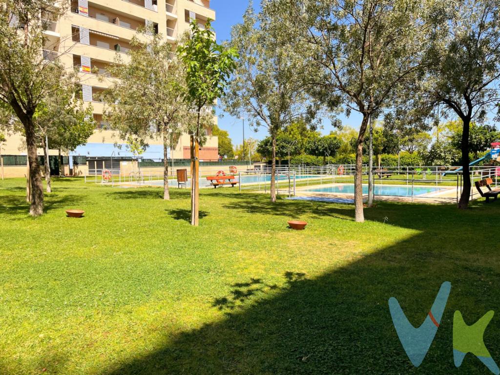 ¡OPORTUNIDAD EN VALDESPARTERA! OFICINA ACONDICIONADA CON GARAJE. Precio: 182.000 €. ¿Buscas un inmueble diferente, acogedor y listo para disfrutar de sus espacios?. Te presentamos esta fantástica oficina de 54 m² construidos, situada en la tercera planta de un edificio de 2008, en Plaza Bámbola, Valdespartera, una de las zonas residenciales consolidadas de Zaragoza. Su distribución tipo apartamento la convierte en un espacio especialmente cómodo y funcional. Dispone de un luminoso salón, dormitorio independiente, cocina equipada, baño completo y un agradable balcón exterior, perfecto para disfrutar de un espacio al aire libre. Además, ¡incluye plaza de garaje en el mismo edificio!, aportando un extra de comodidad y valor a la propiedad. Ubicada en un entorno tranquilo, con zonas verdes, comercios, servicios y buenas comunicaciones con el resto de la ciudad. IMPORTANTE: El inmueble está inscrito en el Registro de la Propiedad y en Catastro como OFICINA, por lo que su financiación hipotecaria estará sujeta a las condiciones aplicables a inmuebles de uso no residencial, que pueden implicar un porcentaje financiado inferior al de una vivienda habitual. La concesión y las condiciones dependerán del estudio de cada entidad bancaria y del perfil del comprador. Una oportunidad para quienes buscan un espacio singular, bien distribuido y con garaje en Valdespartera. ¡Contacta con nosotros y ven a conocerlo!