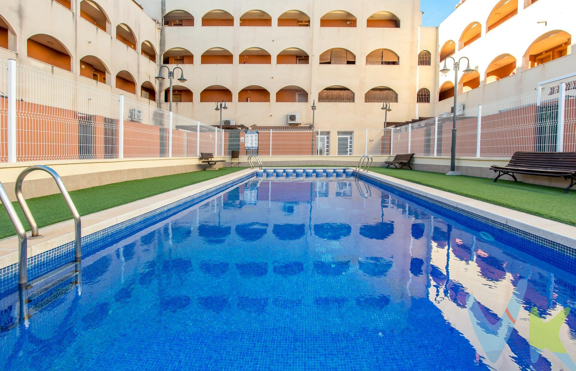 Para los que empiezan, para los que osan y se atreven, para los que aprecian los detalles, para los que queriendo un ático se tenían que conformar con un piso porque no podían..hasta hoy. Este ático dúplex hará que sientas bajo tus pies su cerámico para guiarte en un único espacio por su luminoso salón, su equipadísima cocina plena de tecnología, su completo aseo con pila y su pequeño despacho, hasta su dormitorio con baño en suite, todo ello en planta baja. Su escalera nos repartirá por su izquierda a ese imprescindible lavadero independiente, para luego empujarnos por tres dormitorios y dos baños más -uno de ellos en suite- hasta la terraza que se asoma a su piscina comunitaria con pista de tenis y parque infantil. Armarios y buenas calidades, climalit, pintura lisa, aire acondicionado por splits en toda la casa, garaje, trastero..y hasta opción de una segunda plaza de garaje. No sigo pues ya sabes que no te he mentido…vistas las fotos, visto el precio, ..sí se puede. Para terminar, te queremos comentar algo: ¡Descubre una aventura inmobiliaria que combina calidad, pasión y profesionalidad! La confianza que los propietarios han depositado en nosotros es un testimonio de nuestro compromiso en brindarte un servicio excepcional. Aquí viene el detalle especial: al contactarnos directamente, evitarás molestarlos, nosotros seremos tus intermediarios y te proporcionaremos toda la asistencia necesaria. Estamos aquí para facilitarte la documentación e información que requieras, y te prometemos un trato cálido y sin complicaciones. Te informaremos detalladamente de todos los aspectos, incluyendo gastos de la compra y honorarios de agencia que no están incluidos en el precio, para garantizar tu comodidad y tranquilidad durante todo el proceso. Esa es nuestra esencia, proporcionarte #Calma: “Estado ideal de tranquilidad que tendrás al comprar tu casa con nosotros”. Queremos que sepas que tanto la descripción del inmueble como las imágenes que ves son valiosas referencias informativas, en ningún caso tienen carácter contractual. Asimismo, el precio ha sido designado por la propiedad por lo que podría sufrir variaciones y no sería vinculante hasta que se formalice en contrato de compraventa. * ¡Oye, agente inmobiliario! Si estás leyendo este texto y te gusta, te desafiamos a ser creativo y sorprendernos con una adaptación original. ¡Nada de copiar y pegar, queremos ver tu ingenio en acción! Así que prepárate para darle un toque único y cautivador a estas palabras. Estamos ansiosos por ver cómo le das vida a este mensaje con tu propia magia inmobiliaria. ¡Adelante, demuéstranos de qué eres capaz!. Imagino esa sonrisa que se te ha ido dibujando al presentir que se trata de algo bueno de verdad y a vuestro alcance, tras meses de desengaños y visitas fallidas. Cuando quieras verificarlo, te abro sus puertas. 