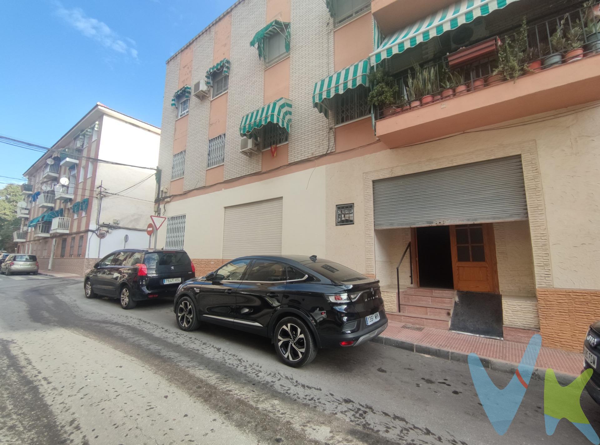 Crea el negocio que siempre has soñado en este amplio Local comercial en Molina de Segura. En la zona Molina del Hospital de Molina de Segura e una esquina muy próxima a la Av. de Madrid, estos  157 m. de superficie te permitirán desarrollar tu actividad comercial y empresarial. Actualmente el local se encuentra dividido, con dos accesos diferenciados, por lo que si no necesitas toda la superficie, podrás rentabilizar la parte que no necesites. La zona cuenta con mucho tráfico peatonal a diario, por lo que tendrás mucha visibilidad si lo deseas. Llámanos y te informaremos. Para terminar te queremos comentar algo: ¡Descubre una aventura inmobiliaria que combina calidad, pasión y profesionalidad! La confianza que los propietarios han depositado en nosotros es un testimonio de nuestro compromiso en brindarte un servicio excepcional. Aquí viene el detalle especial: al contactarnos directamente, evitarás molestarlos, nosotros seremos tus intermediarios y te proporcionaremos toda la asistencia necesaria. Estamos aquí para facilitarte la documentación e información que requieras, y te prometemos un trato cálido y sin complicaciones. Te informaremos detalladamente de todos los aspectos, incluyendo gastos de la compra y honorarios de agencia que no están incluidos en el precio, para garantizar tu comodidad y tranquilidad durante todo el proceso. Esa es nuestra esencia, proporcionarte #Calma: “Estado ideal de tranquilidad que tendrás al comprar tu casa con nosotros”. Queremos que sepas que tanto la descripción del inmueble como las imágenes que ves son valiosas referencias informativas, en ningún caso tienen carácter contractual. Asimismo, el precio ha sido designado por la propiedad por lo que podría sufrir variaciones y no sería vinculante hasta que se formalice en contrato de compraventa.