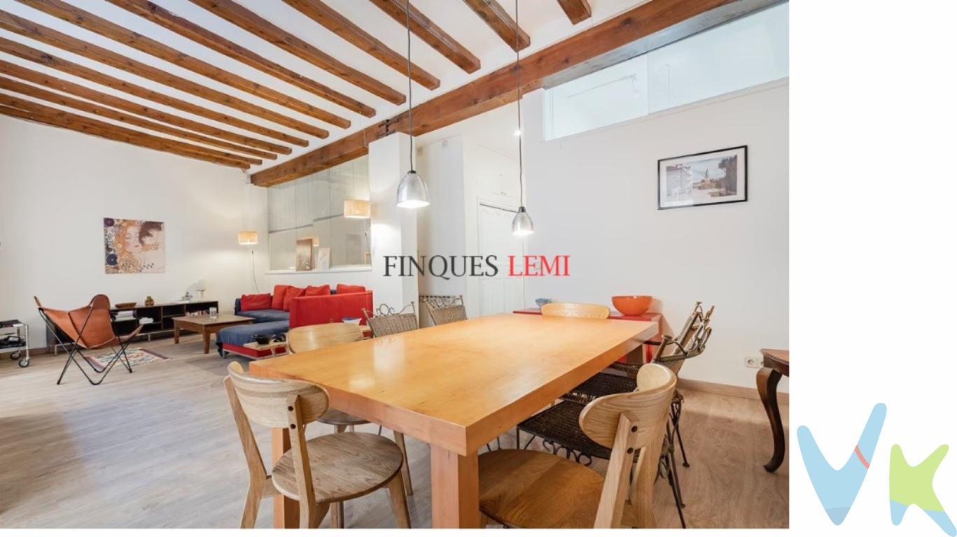 Imagina abrir las ventanas y que la historia, la luz y el alma de Ciutat Vella entren en tu hogar. Este Principal, ubicado a pasos de La Rambla y Plaza de Cataluña, te invita a vivir una experiencia sensorial donde cada detalle cuenta.Al cruzar el umbral, un amplio recibidor bañado por la luz natural te da la bienvenida. Respira la calma que se cuela por las ventanas, mientras los rayos del sol acarician la madera de los suelos y las vigas que guardan secretos de otra época.Siente el espacio, la altura de los techos con volta catalana, la amplitud de los ambientes conectados de forma fluida. Cada estancia tiene su propia personalidad: la cocina, íntima y funcional; la habitación principal, cálida, con baño en suite y una sensación de refugio sereno. Dos habitaciones más ofrecen infinitas posibilidades para crear tu hogar soñado.El salón comedor, con sus 36m², es un espacio para compartir, crear, descansar. Desde aquí, accedes a una galería luminosa de 16m² y a una terraza de 56m² donde el tiempo se detiene. Disfruta del sol de la mañana, de una cena al aire libre, de un rincón verde en pleno corazón urbano.El confort se siente en cada rincón: calefacción por radiadores, aire acondicionado, suelos de parket, ventanas climalit, armarios empotrados y altillos. Todo en perfecta armonía entre lo tradicional y lo contemporáneo.Y fuera, a solo unos pasos, vibra el corazón de la ciudad: tiendas, cafés, arte, vida. La excelente conectividad te sitúa a minutos de cualquier punto de Barcelona incluso del aeropuerto.Este piso no solo es un lugar para vivir, es un lugar para sentir.Características destacadas:Excelente ubicación y comunicaciónCuarto de lavadoVentanas climalit y suelos de parketCalefacción y aire acondicionadoTechos altos (3.26 m), vigas de madera y volta catalanaGalería de 16 m²Salón comedor de 36 m²2 baños (uno en suite con bañera, otro con ducha reformado)3 habitaciones (2 dobles, 1 individual)133 m² construidos + 56 m² de terrazaAPI 3536 AICAT 11998Ofrecemos acompañamiento en todo el proceso de compra-venta para que nuestros clientes se sientan bien asesorados. Desde la primera visita para encontrar Tu hogar que se ajuste a tus necesidades, la negociación de precios, contratos, Escritura. También estamos presente en los extras que conllevan una compra como, búsqueda de financiación y profesionales para las reformas que su nueva vivienda pueda necesitar.   HONORARIOS DE LA INMOBILIARIA INCLUIDOS EN EL PRECIO DE VENTA *** gastos de compra venta no incluidos en el precio -para más información sobre gastos consulta la web gencat.cat *** El mobiliario que aparece (si apareciera) en las fotografías no se encuentra incluido en el precio de venta salvo que lo aclare en la descripción.Puedes consultar nuestras reseñas en Google ***SI TIENES UN PISO PARA VENDER O PARA ALQUILAR CONSULTANOS, TE INFORMAREMOS DE LA MEJOR OPCIÓN ****