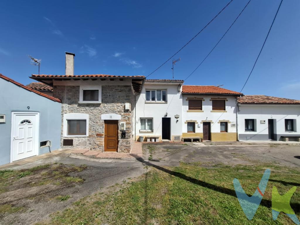 Te imaginas poder tener una casa al lado de la Playa de Rodiles, a pocos minutos de Villaviciosa  donde encontraremos tiendas, colegios y demás servicios necesarios y perfectamente comunicada con toda Asturias por autopista?. Pues esta nueva exclusiva En Tornón cumple con todos esos requisitos. Perfecta para poder desconectar de la prisa, un campamento base para poder hacer un montón de planes, rutas, escapadas...... Se trata de una vivienda adosada, con una superficie de 79 metros cuadrados construidos y dos plantas. La planta se distribuye en salón, cocina y baño y en planta superior están las habitaciones. La verdad es que en función de las necesidades de cada persona, podría dejarse la casa con la distribución actual o se nos ocurren un montón de posibilidades.Delante de la vivienda existe una pequeña antojana. Dispone de agua y servicio de alcantarillado municipal.Además, la ubicación privilegiada de esta propiedad permite disfrutar de todos los beneficios de vivir en un área con buena conexión de transporte público, con una parada de autobús cercana que facilita el acceso al centro del municipio o a otros destinos.Estamos seguros que os gustará. Lo vemos?Según la Ley 10/2025, de 28 de diciembre, se informa que los gastos e impuestos que conlleva la adquisición no están incluidos en el precio indicado:El vendedor asume la plusvalía y el resto de gastos son del comprador.Segundas transmisiones, el comprador abona el Impuesto sobre Transmisiones Patrimoniales (ITP). Puede consultar toda la información en el siguiente enlace: https://sede.tributasenasturias.es/sites/sede/default/es_ES/Que-quieres-hacer/Transmisiones-Patrimoniales-y-AJD. La base imponible que se toma para el cálculo será el mayor valor entre precio de compraventa, tasación o valor de referencia catastral.El comprador escoge la notaría. Los gastos de Notaría están regulados en el Anexo I, del Real Decreto 1426/1989, de 17 de noviembre, por el que se aprueba el arancel Notarial y los gastos de Registro según el arancel oficial establecido en el Anexo I, del Real Decreto 1427/1989, de 17 de noviembre, los aranceles varían en función del precio, número de copias y complejidad. Los gastos de Gestoría por la tramitación administrativa de la compraventa, presentación, liquidación de impuestos y la inscripción en el Registro de la Propiedad, serán de la parte compradora, en caso de que decida encargar dichos trámites a un profesional, su importe varía en función del profesional o entidad designada para su realización. Si el comprador necesita préstamo hipotecario, la tasación, condiciones y costes bancarios según entidad elegida por el comprador; así como los gastos de gestoría y cualesquiera otros inherentes a la formalización de la compraventa serán de su cuenta, salvo pacto expreso en contrario con el vendedor..Honorarios de intermediación inmobiliaria a cargo del vendedor.Conforme a la normativa vigente, el consumidor tiene derecho a disponer de información, documentación y condiciones de la compraventa relativa al inmueble, en la sede física de Los Arcos 98, SL en Avenida de la Costa, nº 53  bajo en Gijón, o a través de nuestro correo electrónico, inmobiliaria@grupolosarcos.es. La agencia actúa exclusivamente como intermediaria en la operación, las condiciones de la compraventa están sujetas a la aceptación expresa del vendedor y a la posterior formalización del correspondiente contrato. El presente anuncio es meramente informativo y la información facilitada corresponde a la disponible en la fecha de publicación, pudiendo variar en función de circunstancias legales, contractuales o fiscales.