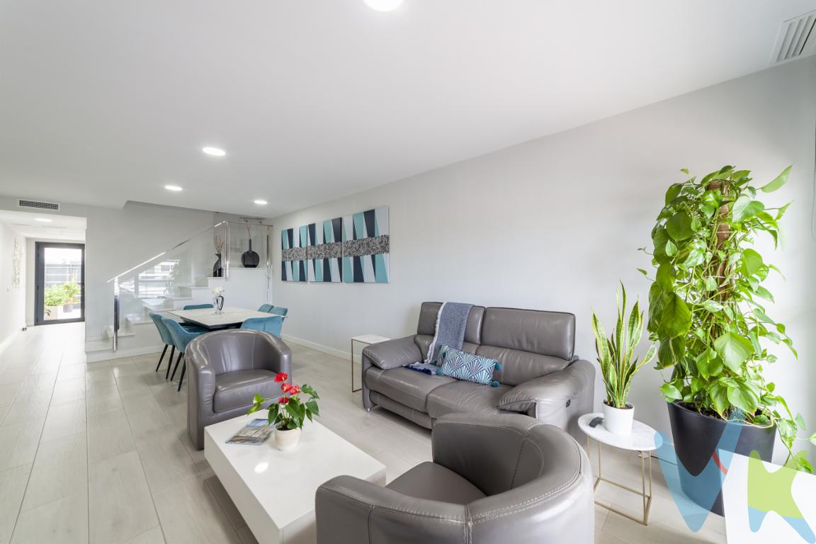 Os presentamos la que puede ser la casa de vuestros sueños, ideal para aquellos que buscan la perfecta combinación de comodidad y modernidad. Ubicada junto al parque La Senyera (sector IV) de Rafelbunyol, esta propiedad de reciente construcción, edificada en 2021, ofrece un sinfín de detalles que la convierten en una opción irresistible.La vivienda tiene una distribución ideal, brindando amplitud y confort en cada rincón. Al entrar, lo primero que sorprende es su amplio salón, un lugar perfecto para recibir a amigos y familiares o simplemente disfrutar de un agradable momento de relax. Un aseo perfecto para dar servicio a esta planta y una amplia cocina totalmente equipada con despensa con espacio para almacenaje. Desde la cocina se accede a un amplio patio preparado tanto para disfrutar al aire libre como para darle el uso de garaje.Cuenta con dos amplias habitaciones en la primera planta, la secundaria con un gran armario empotrado de 3 puertas y la habitación principal cuenta con 2 armarios y con baño completo en suite. Baño muy amplio y con ventana. En esta misma planta encontramos un segundo baño completo con zona de lavandería, espacio para lavadora y un gran armario de almacenaje. En la planta ático encontramos una zona polivalente de 21m² perfecta como despacho, como gimnasio, como zona de estudio u ocio o como tercera habitación. En esta planta también encontramos una perfecta terraza de 21m² orientada al este.Además, sus acabados modernos y de calidad confieren a la construcción un aire sofisticado, a la vez que eficiente, asegurando un estilo de vida contemporáneo y funcional. La vivienda cuenta con aire acondicionado por conductos en planta baja y planta primera y split de aire acondicionado también frío/calor en la buhardilla. Sin duda, es una vivienda que merece la pena ser vista y considerada. 