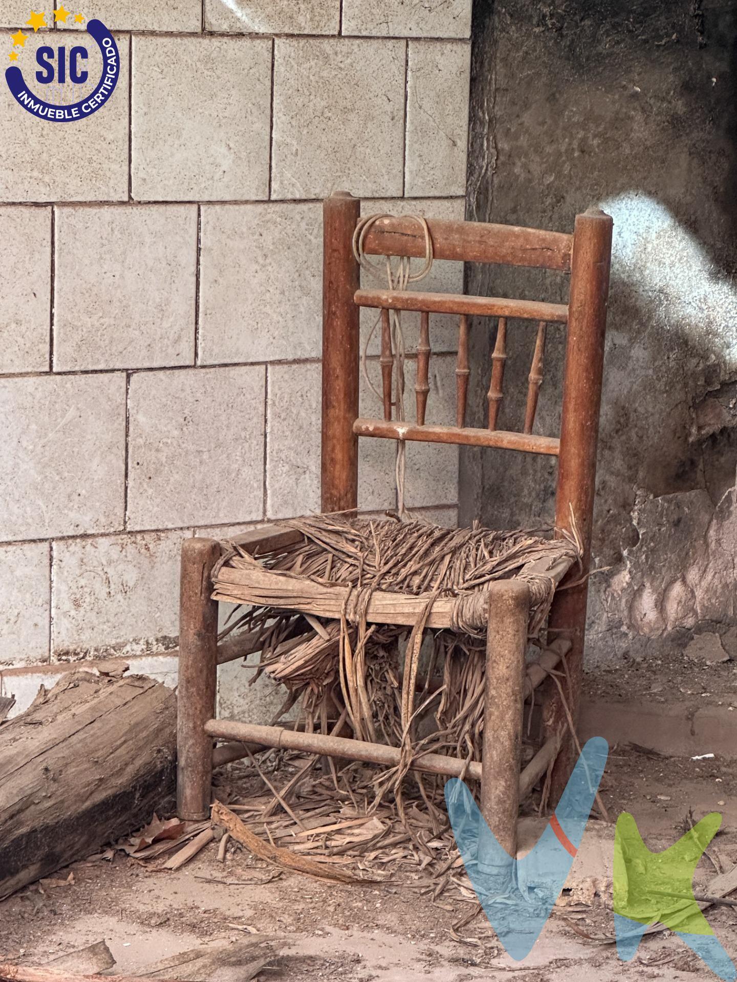 Presentamos un atractivo terreno urbano situado en la pintoresca parte alta del pueblo de Alcora. Este espacio cuenta con aproximadamente 150 metros cuadrados, actualmente designado como corral, lo que brinda una excelente oportunidad para aquellos interesados en construir su hogar ideal a medida y disfrutar de un encantador patio privado. Además, si eres inversor, este solar representa una opción estratégica perfecta: puedes desarrollar múltiples viviendas destinadas al alquiler y obtener así rendimientos atractivos a corto plazo. No pierdas esta valiosa oportunidad de adquirir un inmueble con potencial tanto residencial como comercial; el futuro te está esperando aquí. Este inmueble es en exclusiva, con lo que le facilitamos cualquier información sobre la vivienda. Por este motivo, solicitamos no molesten al propietario, ocupantes de la propiedad, vecinos o conserje de la comunidad. En todos los casos los precios expuestos son más impuestos y gastos derivados de la transmisión del inmueble.