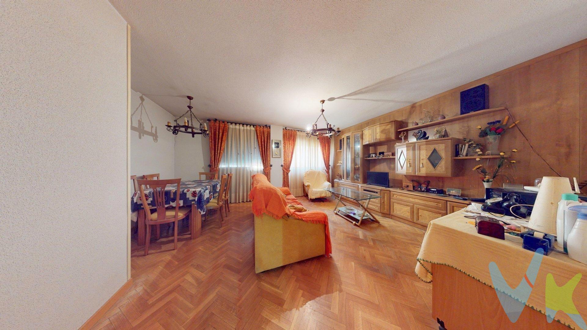 Piso de 3 dormitorios uno de ellos en suite todos con armarios empotrados , 2 cuartos de baño con bañera y plato de ducha,, salón independiente, cocina independiente y amueblada, tendedero cerrado y acristalado. Las calidades son las siguientes, suelos de parquet y gres, ventanas dobles  de aliminio, puertas interiores de sapelli y exterior blindada. El edificio es de 1999, la primera revisión de la ITE es para el año 2030, es adaptado mpara personas con movilidad reducida, tiene conserje, ascensor, y zonas comunes bastante amplias con zona infantil para los más peques de la casa. En el precio se incluye trastero de grandes dimensiones y dos alturas, además de plaza de garaje con facil acceso. él entorno cuenta con todo tipo de infreastructuras , metro Metropolitano línea 7 y Las Rosas línea 2, varias líneas de autobuses, centro de salud, farmacias, entiodades bancarias, centro comercial Las Rosas con supermercado Carrefour, cercano también Mercado y Ahorramás, varios colegios, guarderías e Institutos en la zona,  parques para poder pasear Metropolitano y Sofía, cercano a acceso tanto M-40 . como M-30. Si buscas una vivienda de cosntrucción seminueva, en urbanización , con todo lo necesario a infraestructuras alrededor y en zona tranquila y cotizada  de Madrid, es lo que estabas buscando. 28 años nos avalán creando hogares.