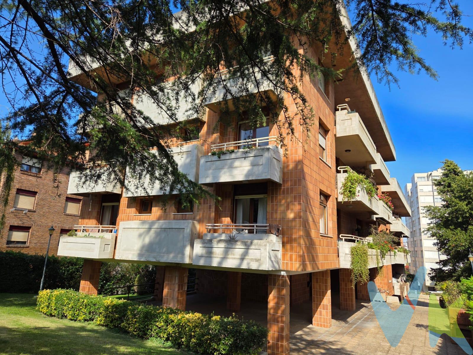 Si buscas LOCALIZACIÓN y METROS para toda la familia, tenemos esta nueva propuesta para ti, este fantástico ÁTICO-DÚPLEX situado en los primeros números de la Avenida de los Castros, fantástica zona residencial y llana, a tan solo 500 metros de la playa y a 10 minutos andando de Puerto Chico y a un paso de las Universidades. Una vivienda APTA PARA FAMILIAS NUMEROSAS y también muy idónea si quieres tener un espacio de trabajo independiente dentro de tu hogar, gracias a que cuenta con DOS PUERTAS DE ACCESO, una en cada planta. Situada en un una finca privada con jardín comunitario y muy pocos vecinos, con acceso sin barreras arquitectónicas, que cuenta además con DOS PLAZAS DE GARAJE y TRASTERO en el mismo edificio y comunicado cómodamente con el ascensor. Una VIVIENDA completamente EXTERIOR, con MUCHA LUZ NATURAL con 3 orientaciones (ESTE-SUR-OESTE) y por tanto MUY SOLEADA, que cuenta actualmente con la siguiente distribución:. - PLANTA PRINCIPAL. Desde el hall de entrada tenemos en la zona ESTE el bonito SALÓN-COMEDOR de 20m2, con acceso a la TERRAZA, de casi 7m2 y la misma orientación, perfecta para disfrutar de mañanas tranquilas. Desde el mismo se puede acceder a la planta bajocubierta. Tenemos también en esta planta 3 HABITACIONES Y 2 BAÑOS, la principal con el baño en suite, armario empotrado, dos amplios ventanales y terraza al sur, la segunda habitación cuenta también con terraza al sur y la tercera con orientación oeste. La última estancia de esta planta es la COCINA INDEPENDIENTE, con acceso a zona de terraza cubierta, muy útil para dar servicio, utilizar como lavandería o también para reacondicionar y crear una agradable zona de comedor para el día a día. Destacar que en esta planta tenemos también una amplia zona de armario en el pasillo. -PLANTA BAJO CUBIERTA. 60m2 útiles, muy luminosos y con ACCESO PROPIO y también comunicado con la planta inferior, que actualmente cuenta con un espacio diáfano de 35m2, que cuenta con diferentes áreas de luz natural y chimenea, una HABITACIÓN y un BAÑO COMPLETO. Totalmente practicable y con infinitas soluciones de distribución y uso. Actualmente cuenta con ventanas originales de madera y suelos de parquet. Tiene calefacción de gas natural y todos los servicios se encuentran en funcionamiento. Tiene una comunicación excelente, tanto con el centro como con la playa o universidades, con parada de autobús en la puerta del edificio, carril bici en la misma calle, así como bonitos paseos por la costa o de forma rápida a través del túnel de Tetuán. Cuenta con restaurantes cercanos y servicios muy próximos. Si buscas crear un HOGAR ÚNICO en una LOCALIZACIÓN IDEAL, tanto para el día a día como para una segunda residencia, no dejes pasar esta oportunidad. *Impuestos, gastos de notaría y Registro no incluidos en el precio de venta. .  .  . 