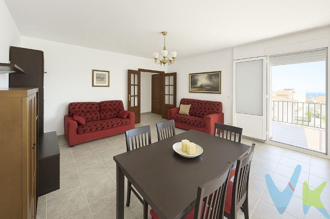 Piso de 5 dormitorios en planta segunda, sin ascensor. Se encuentra en excelente estado de conservación. Ha sido un piso para vacaciones. Nunca se ha vivido en él de forma permanente.
Superficie construida 120m2 aproximadamente y útiles 95m2.
Hay solicitada una subvención a la junta de Extremadura para la instalación del ascensor.
Ventanas de aluminio con climalit, suelo de gres porcelánico, paredes lisas en blanco, puertas en Sapelli, 2 cuartos de baño y agua caliente con gas butano. 
Calefacción a través de estufas de gas butano. No dispone de A/A.
Muy luminoso, sin edificios alrededor. Zona tranquila y con todos los servicios: Estación de autobuses, supermercado, farmacia, estanco, centro de salud, colegios e instituto.
IBI: 217€ al año
Comunidad de propietarios: 200€ al año.
Tenemos financiera. Pregúntanos para darte la máxima valoración en tu hipoteca.
Honorarios de intermediación inmobiliaria no incluidos en el precio.
Información válida salvo error tipográfico.