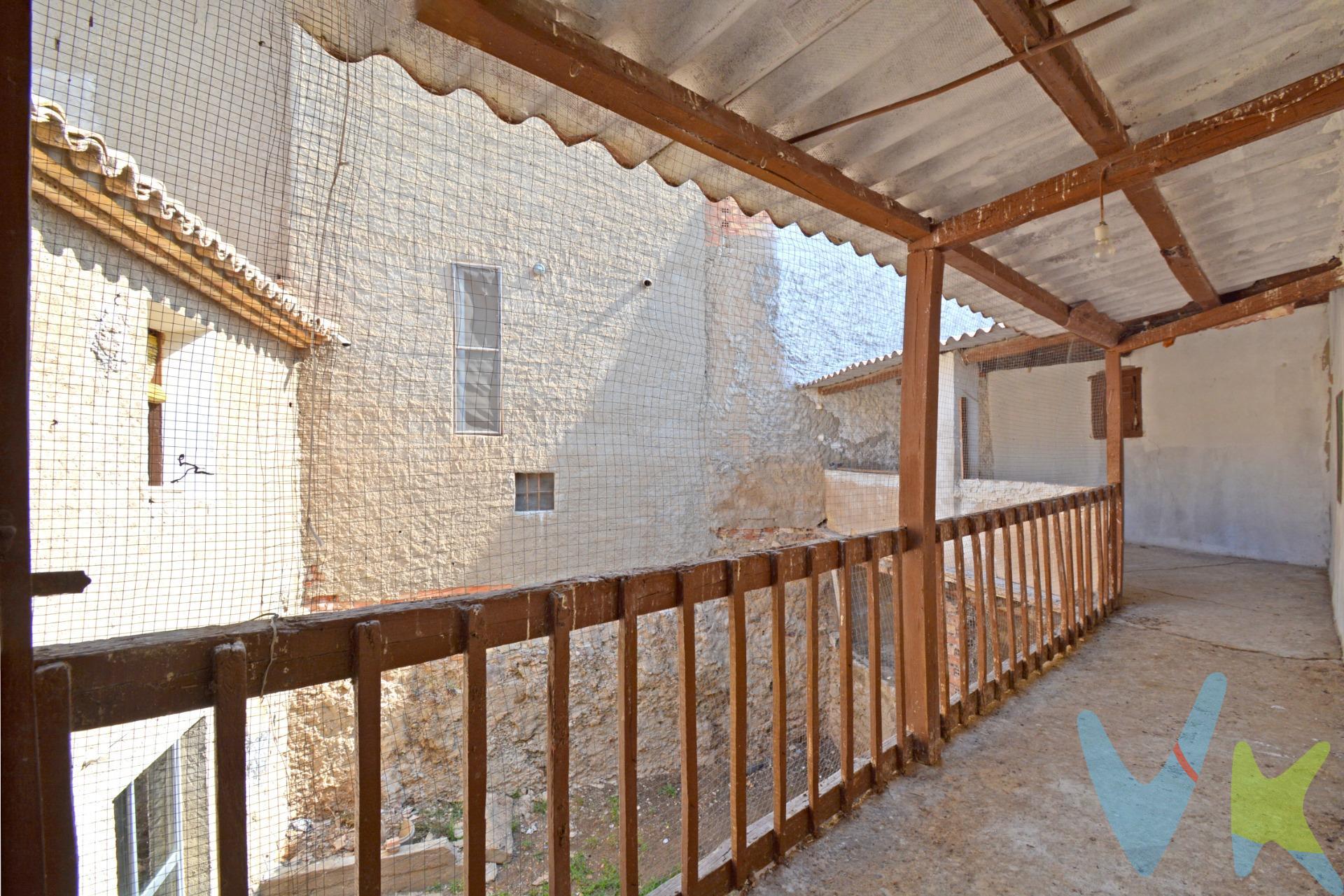 CASA EN GALLUR PARA ENTRAR A VIVIR - C/ SAN ANTONIO. Casa con corral de 296 m² de superficie construida y 267 m² de superficie útil. Distribuida en dos plantas. PLANTA BAJA: . - Salón-cocina. - Baño completo con ducha. - Dormitorio. - Almacén dividido en 2 espacios con unos 53 m² en total. - Corral con GARAJE de unos 79 m². . PRIMERA PLANTA:. - Cocina. - Salón con balcón. - 1 dormitorio con balcón. - 1 dormitorio con ropero.  . - TERRAZA de 22 m² con vistas al corral. - Aseo en terraza. - Buhardilla de 45 m² con desván de 13 m². . La primera planta cuenta con 170.48 m² de superficie útil y la segunda planta con 134.80 m² útiles.  Suelos de baldosa, puertas y ventanas de madera. Si estas buscando vivienda en uno de los pueblos más históricos de La Ribera Alta del Ebro, no dudes en valorar esta estupenda casa con  todas las ventajas de vivir en una casa independiente, de pueblo y con todos los servicios. Este pueblo cuenta con parada de tren, además de autobuses a varias poblaciones cercanas de las Cinco Villas. Hay centro de salud, colegio y comercios de todo tipo. No te pierdas nuestro reportaje fotográfico y el tour 360º que tenemos preparado para ti. Y SI QUIERES ASESORAMIENTO FINANCIERO SIN COMPROMISO, CONSULTA CON NOSOTROS. BUSCAMOS SOLUCIONES🏡,. ENCONTRAMOS HOGARES💙