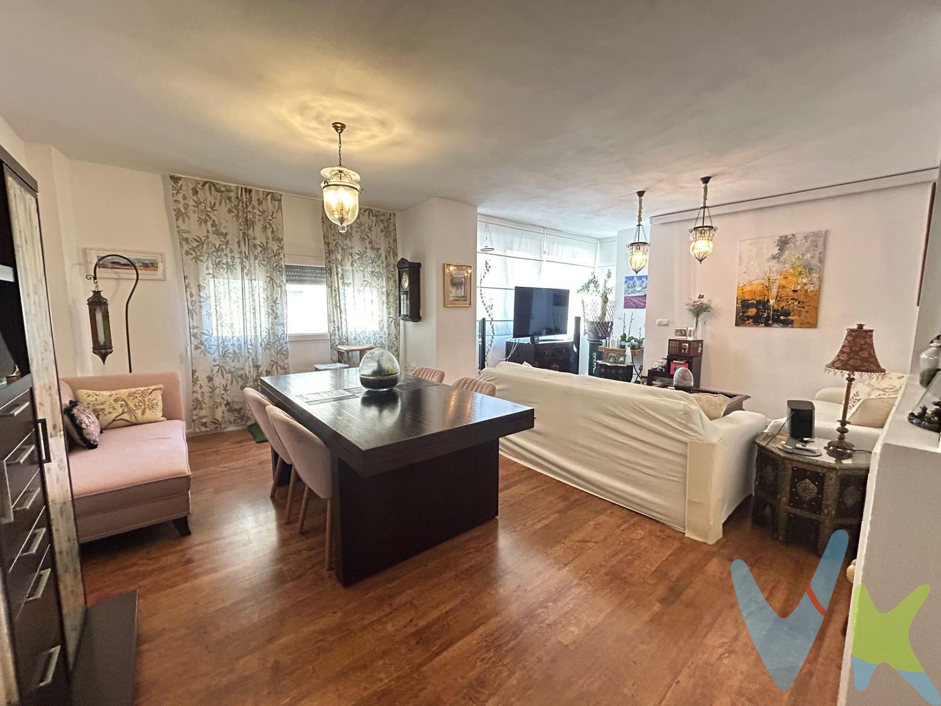 ¡Oportunidad única en la zona del Colegio San Felipe!. Presentamos para su venta esta excelente propiedad ubicada en la Avenida Pincipal, frente al Hotel Barceló y a escasos metros del demandado Colegio San Felipe, en un edificio destacado con portero físico, doble ascensor y con amplias zonas comunes que invitan a la convivencia y la tranquilidad. Sin necesidad de reformas, en esta casa solo tendrás que llevarte tus pertenencias y comenzar a disfrutarla, ya que ha sido reformada en su totalidad destacando por su estilo elegante y funcional. En su entrada te recibe un bonito hall con espacio para almacenaje, dando paso a un luminoso y amplio salón con doble estancia, perfecto para disfrutar en familia o recibir visitas, éste cuenta con todo el frontal de ventanales que la bañan de luz natural. Orientación sureste. Seguimos el recorrido de la propiedad, pasando por un aprovechado pasillo convertido en un gran vestidor, ofreciendo espacio de almacenamiento para ropa y enseres. Disfrutarás de una cocina independiente, moderna, completamente amueblada y equipada con zona de lavadero, ventilando al patio comunitario. Llegamos a la zona de descanso donde encontrarás tres generosos dormitorios dobles. El principal con cama de matrimonio, además de otros dos con cabida para cama doble, ofreciendo comodidad para los tuyos y regalándote una bonitas vistas despejadas a la zona de playa. Además, la propiedad cuenta con un cuarto de baño completo y un cuarto de aseo adicional, brindando comodidad para toda la familia. Desde las ventanas, podrás disfrutar de vistas despejadas que aportan tranquilidad y bienestar. Viéndose hasta el Castillo San Sebastián de la playa La Caleta. . No pierdas la oportunidad de vivir en una zona privilegiada de la Avenida, en un edificio con excelentes servicios que te harán fácil tu día a día. Sumando a su entorno, donde contarás con todas las comodidades, comercios, transporte urbano, y la playa a tan solo dos minutos a pie!!. ¡Contáctanos para más información o para concertar una visita!